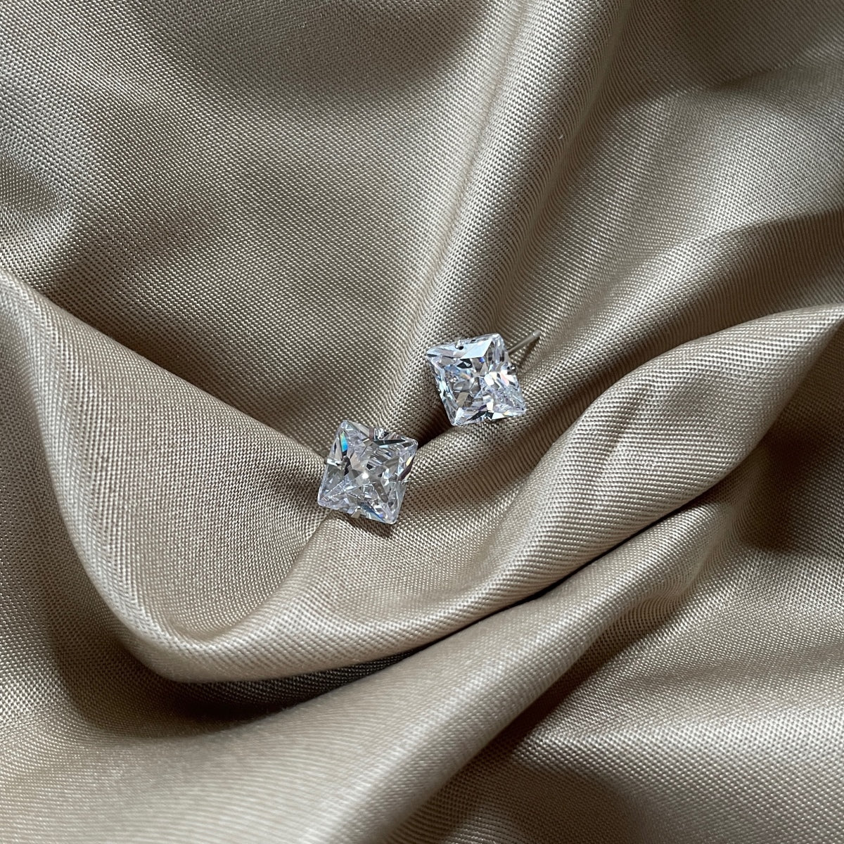 [Elitejewels]Stylish Shiny Square Center Stone Stud Earrings