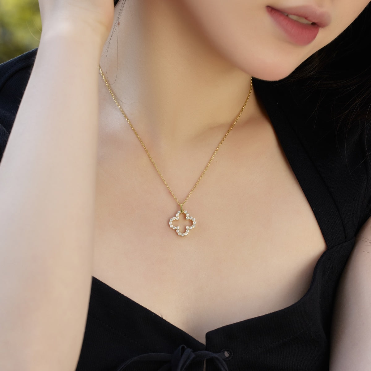 [Elitejewels]Four-Leaf Clover Hollow Design Exquisite Necklace