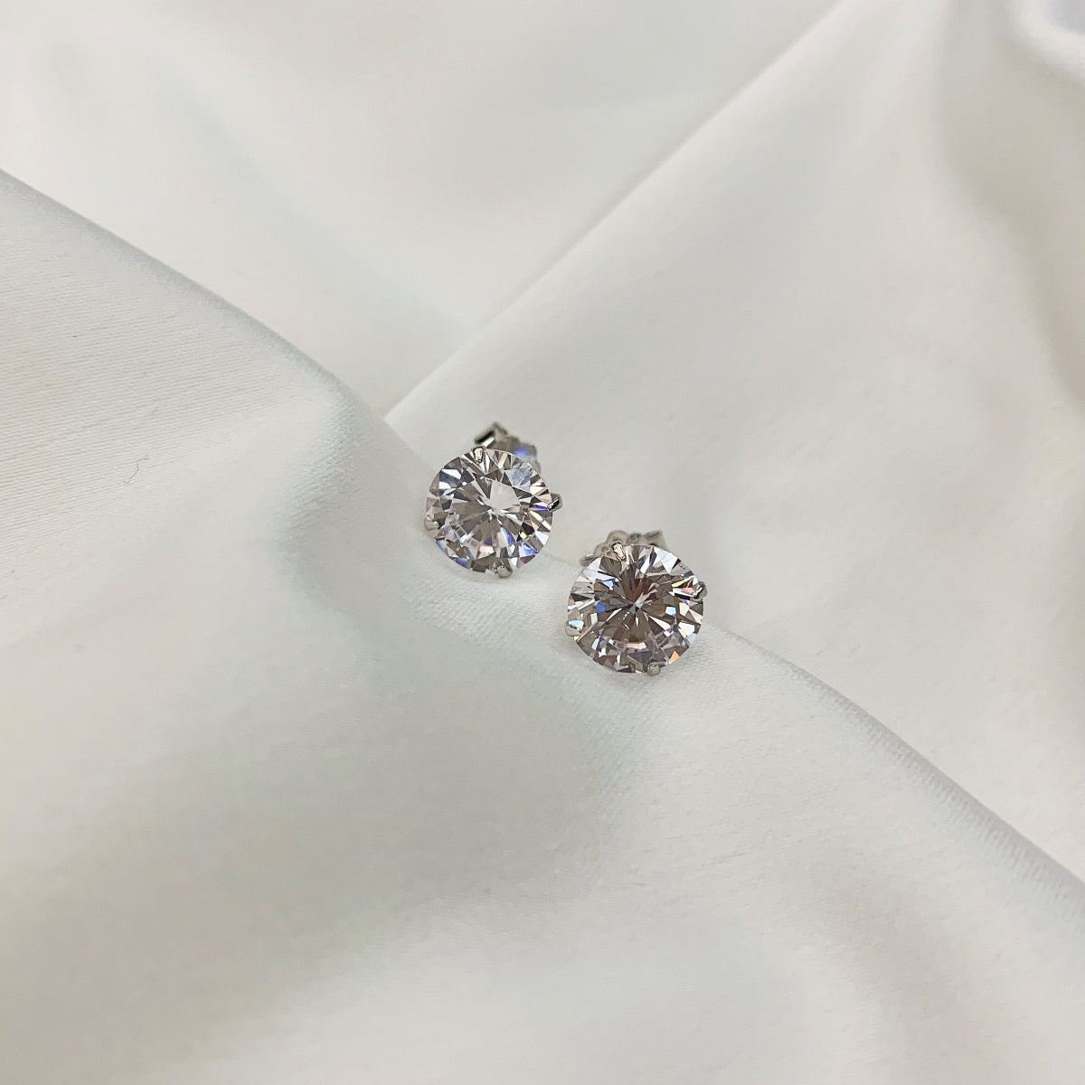 [Elitejewels]Stylish Shiny Round Center Stone Stud Earrings