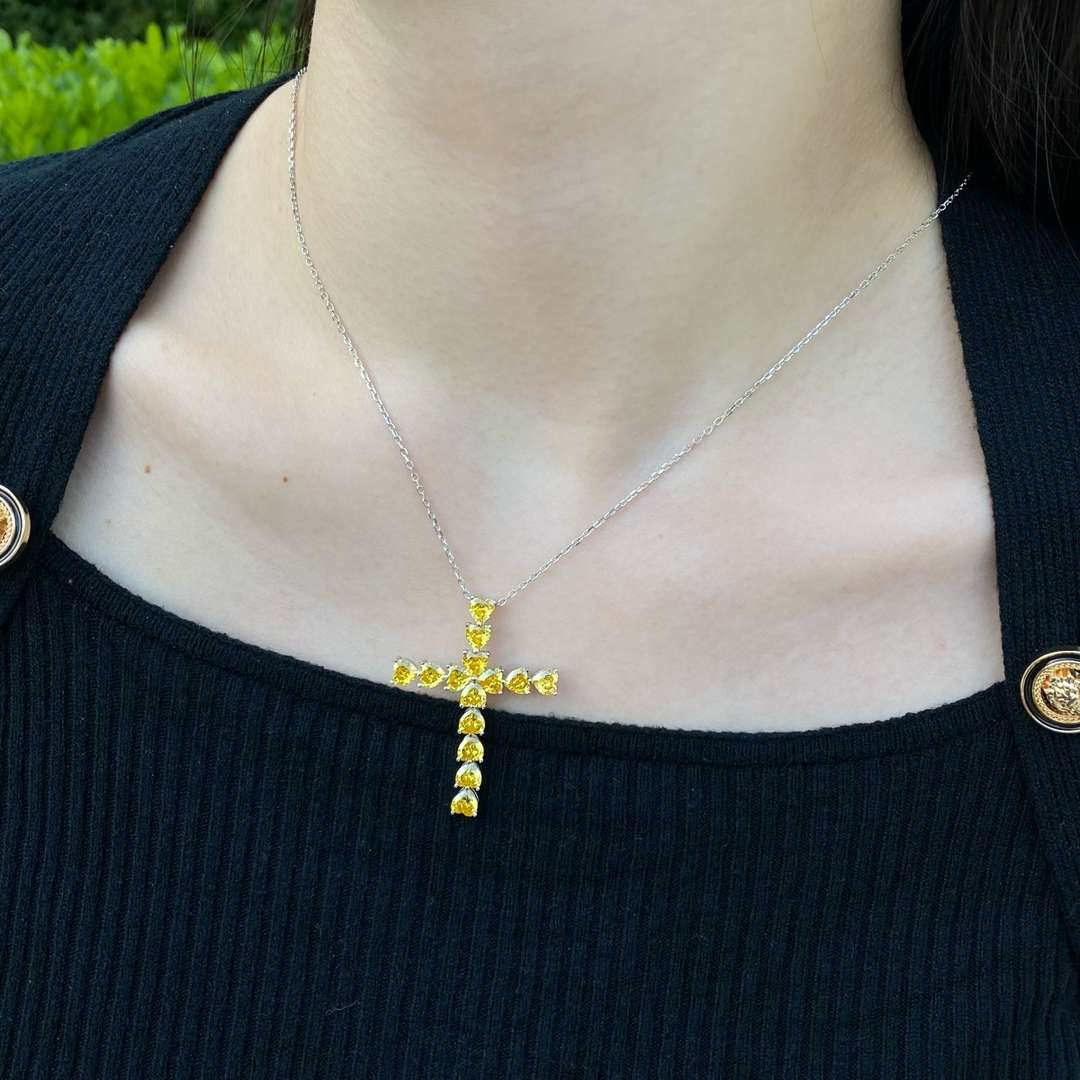 [Elitejewels]Radiant Cross Shape Necklace