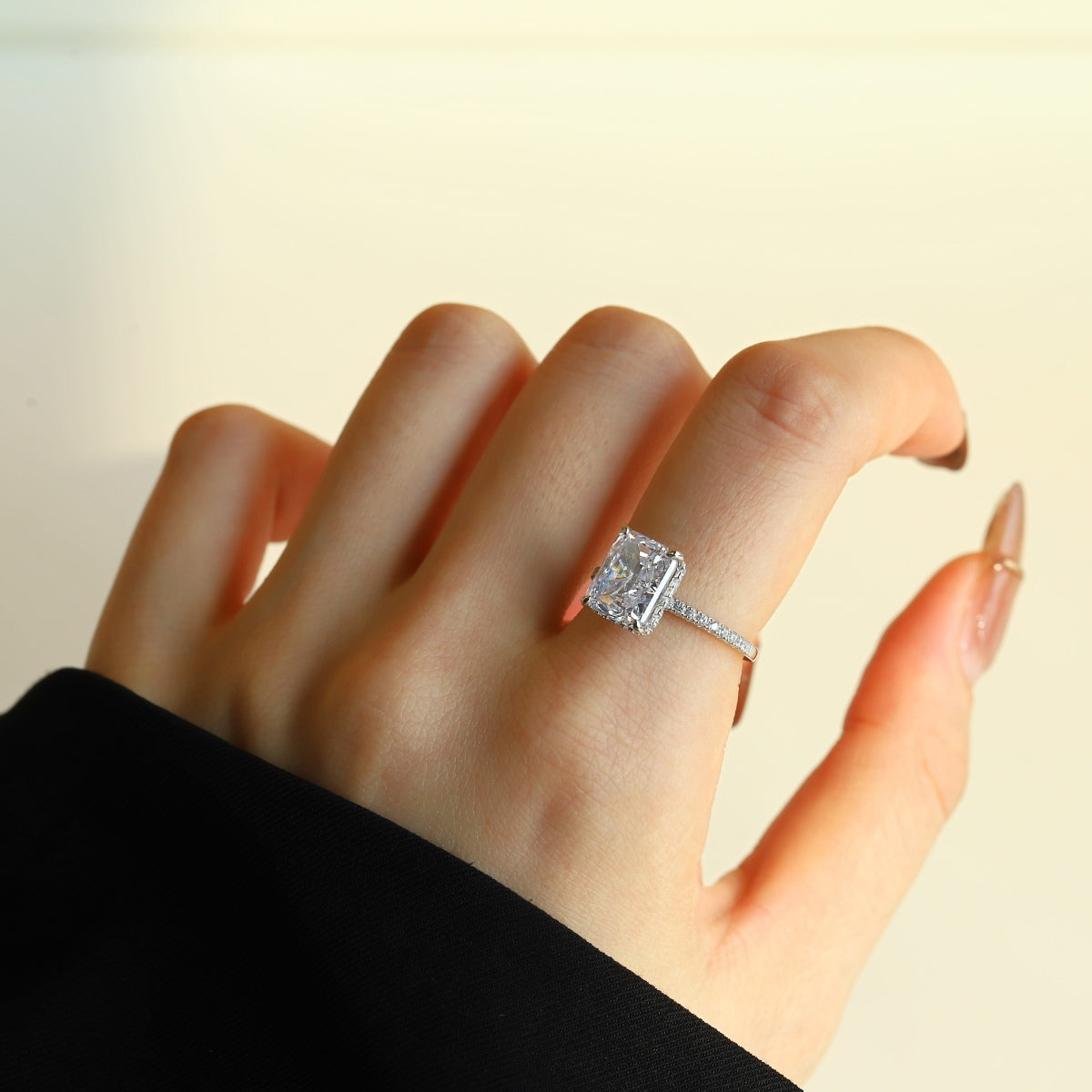 [Elitejewels]4.0 Carat Luxurious Engagement Ring