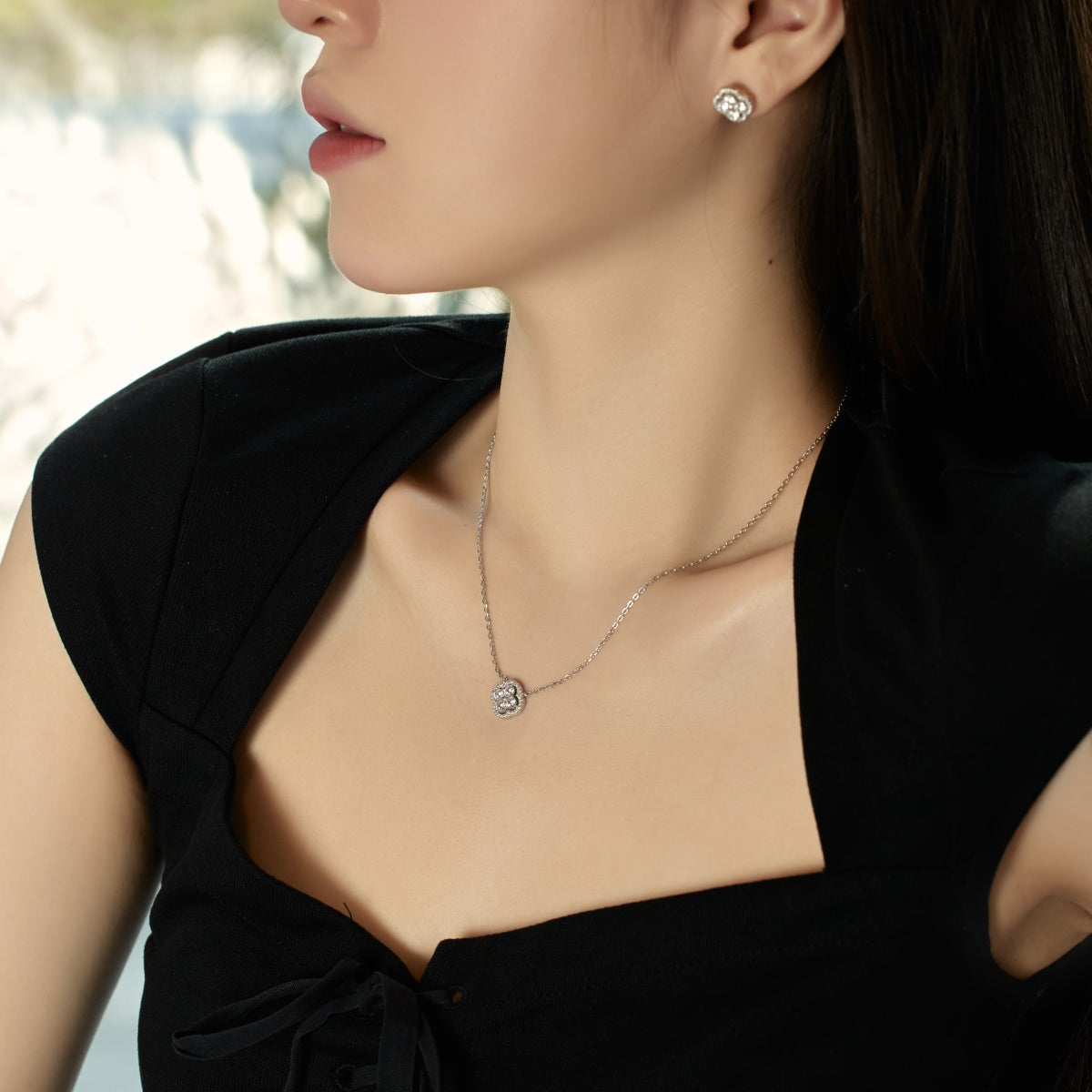 [Elitejewels]Exquisite Necklace With Four-Leaf Clover Flower Design