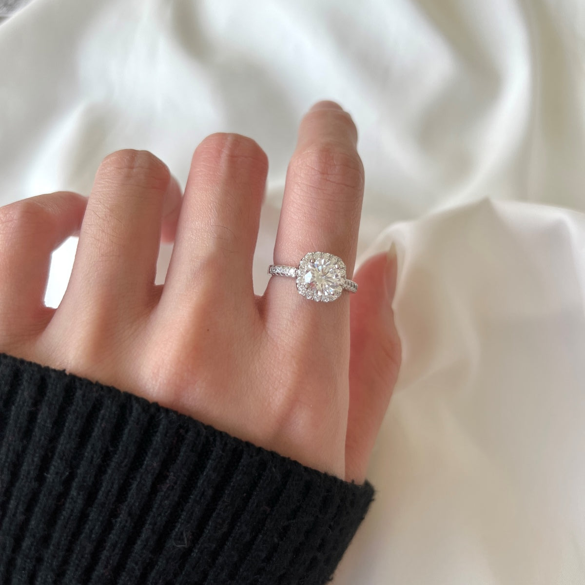 [Elitejewels] まばゆいばかりの輝きのラウンドカット結婚指輪