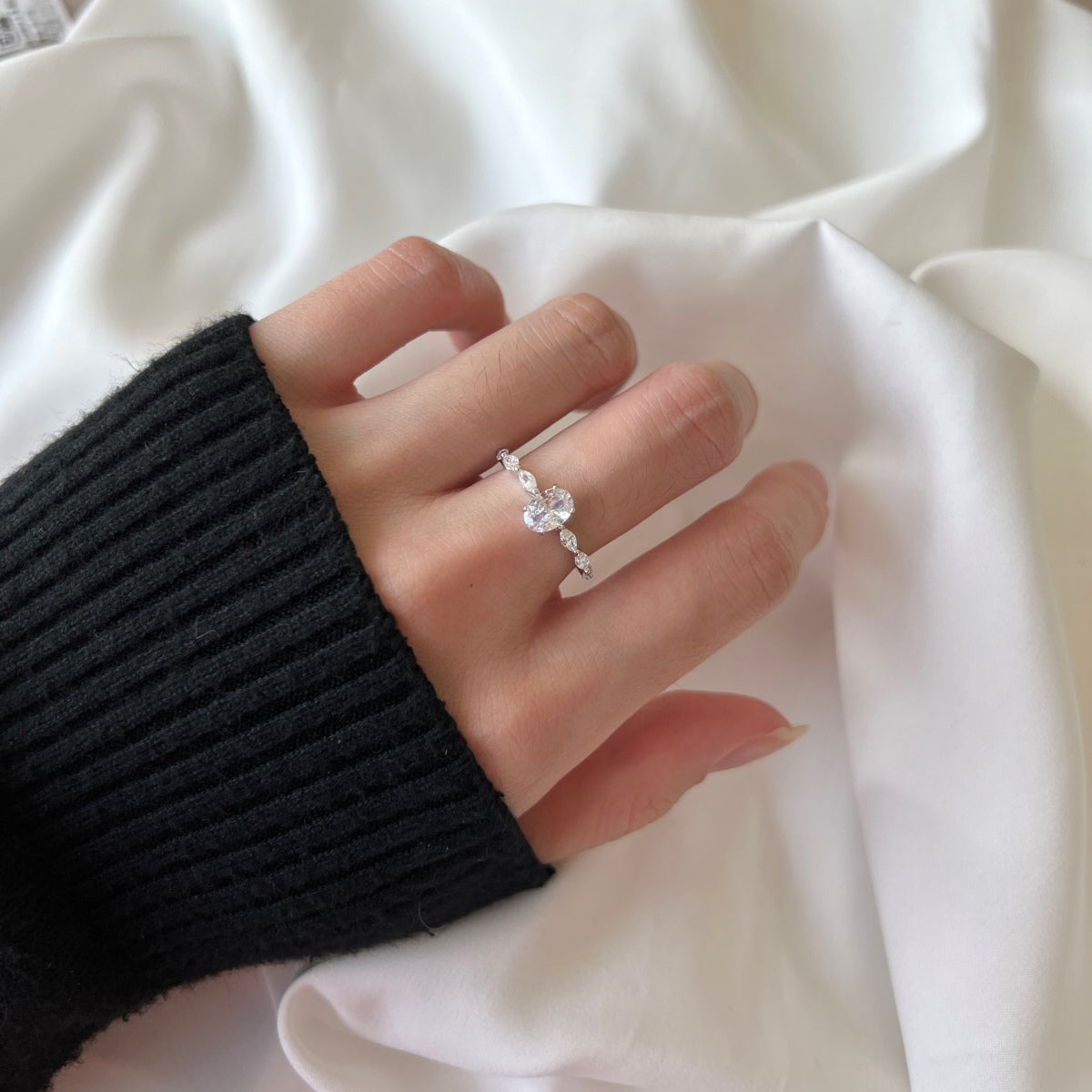 [Elitejewels]0.75 Carat Luxurious Vibrant Elongated Cushion Cut Daily Ring