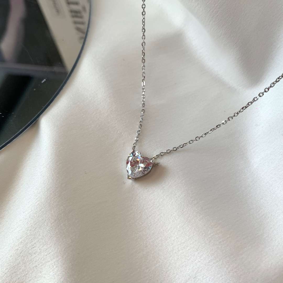 [Elitejewels]Heart Shape Main Stone Pendant Collarbone Necklace