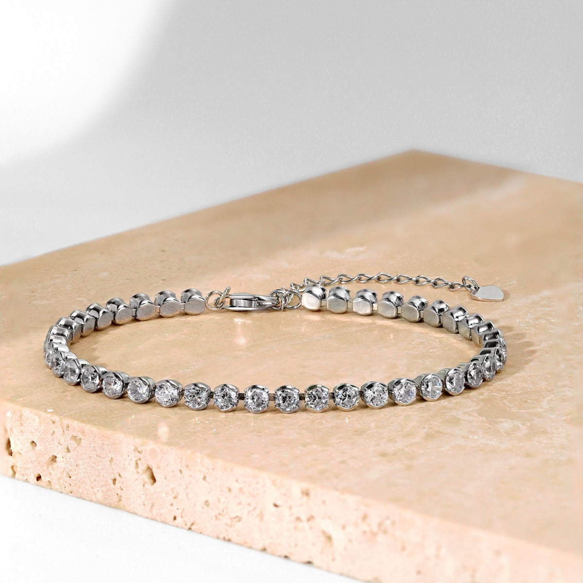 [Elitejewels]Ornate  Sparkling Round Cut Daily Bracelet