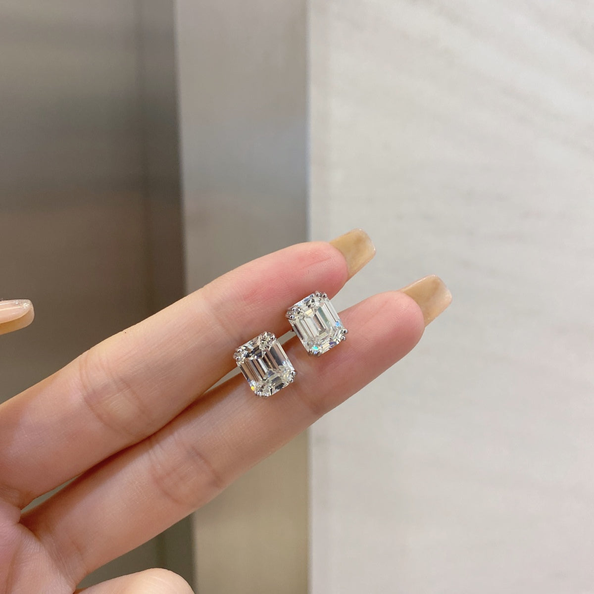 [Elitejewels]Dazzling Square Shape Earrings