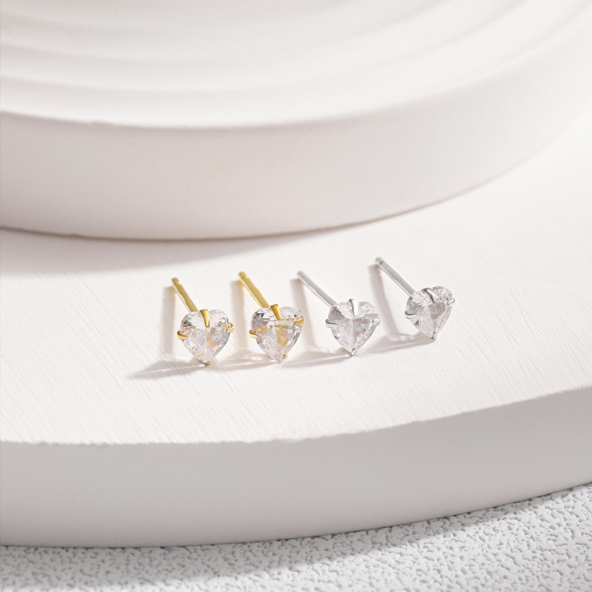 [Elitejewels]Sparkling Heart Shaped Simple Earrings