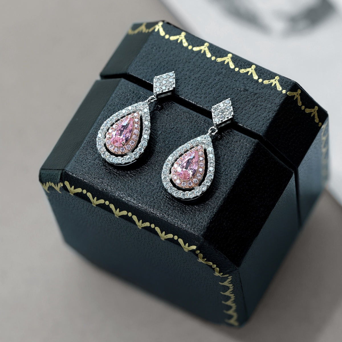 [Elitejewels]Ornate Delicate Water Drop Shape Banquet Earrings