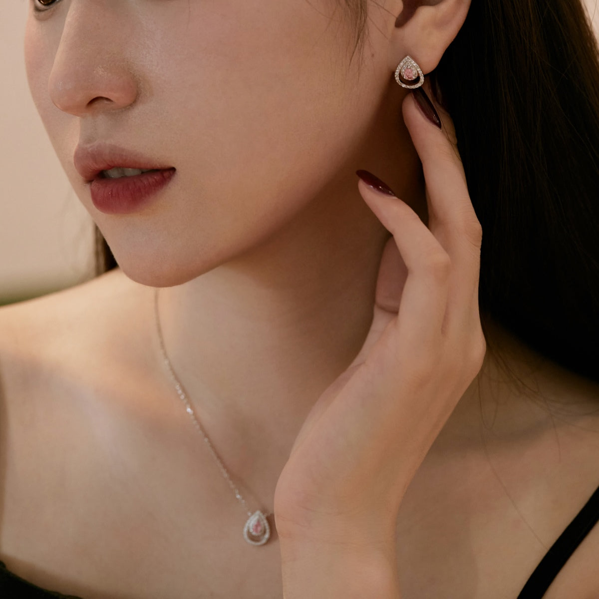 [Elitejewels]Sparkling Delicate Water Drop Shape Daily Earrings