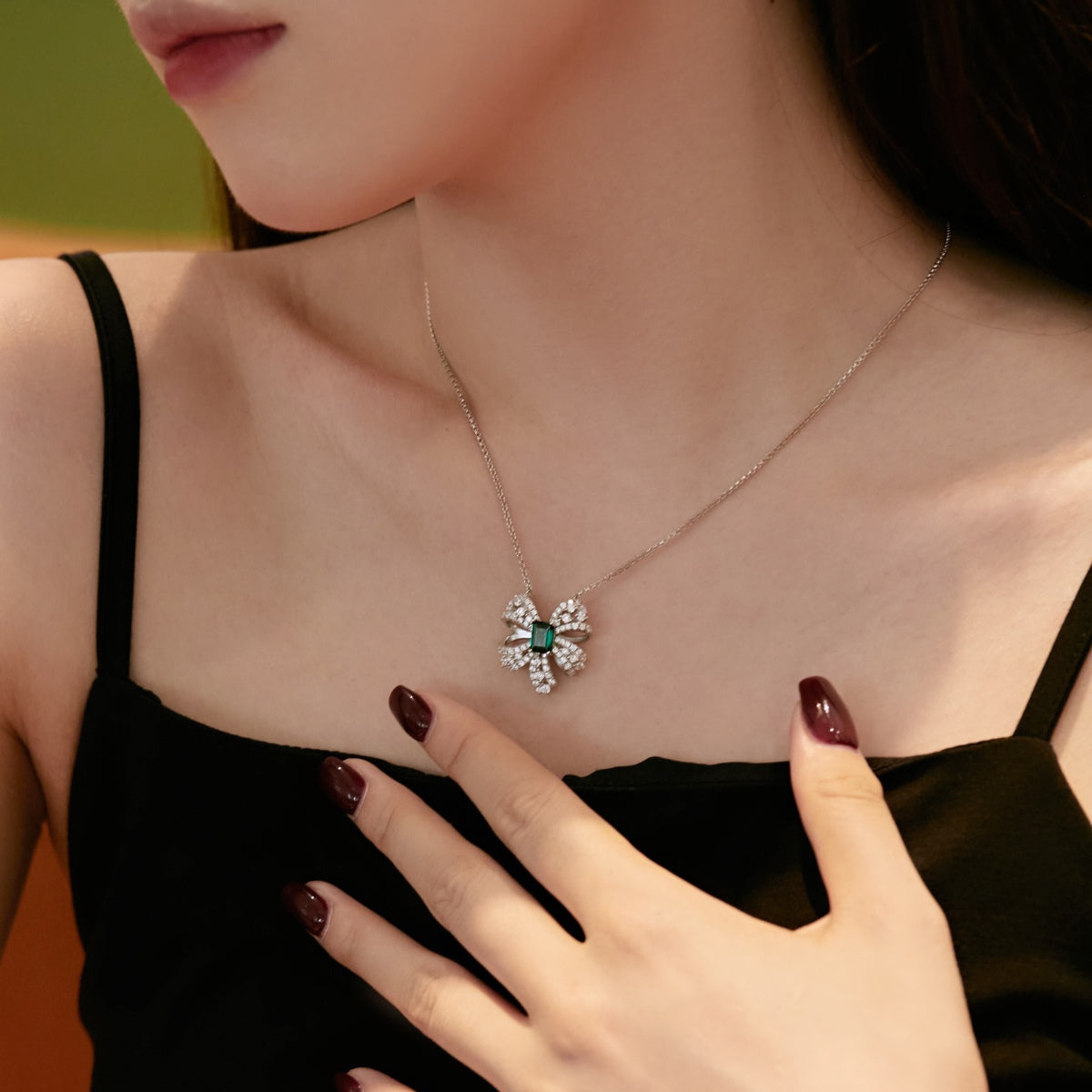 [Elitejewels]Luxurious Flower Shape Emerald Cut Necklace