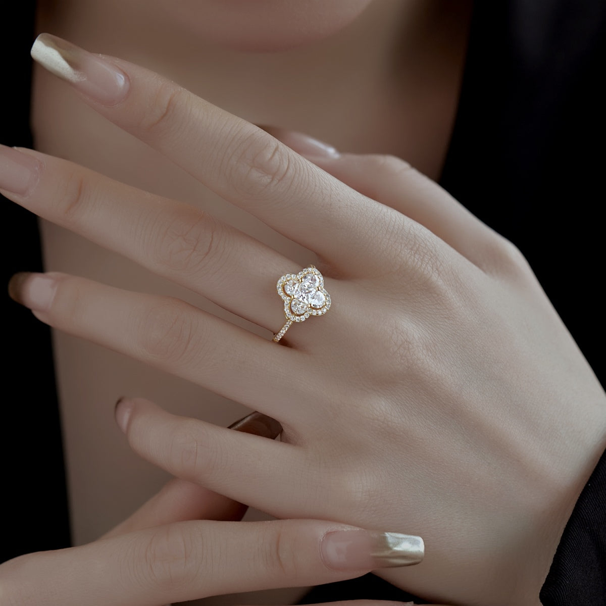 [Elitejewels]Luxurious Eternity Flower Shape Banquet Ring