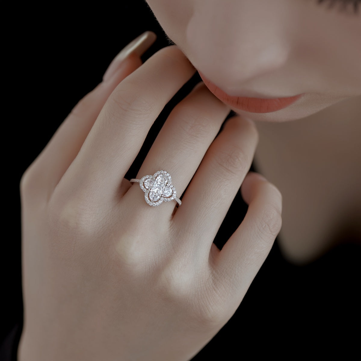 [Elitejewels]Luxurious Eternity Flower Shape Banquet Ring