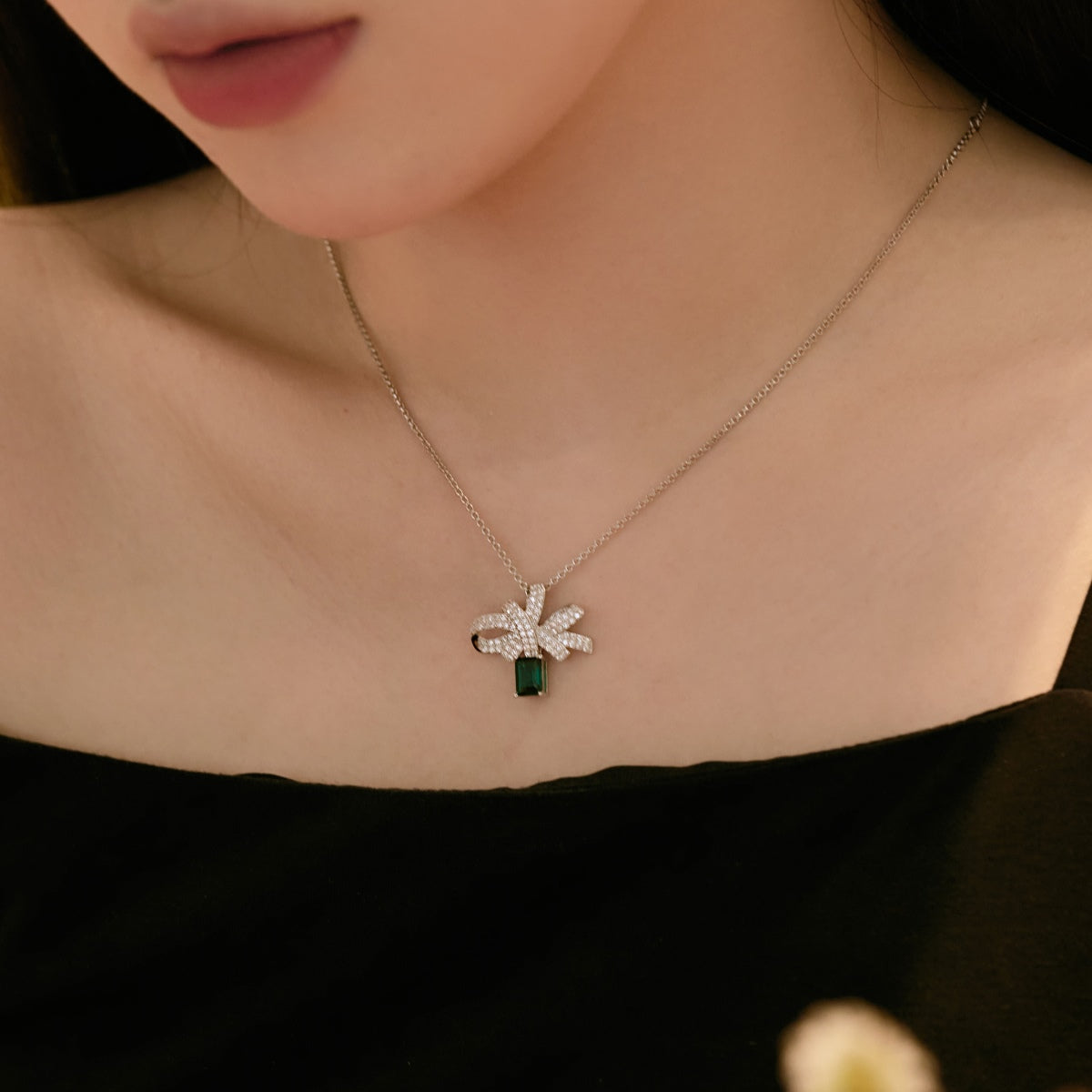 [Elitejewels]Luxurious Flower Shape Emerald Cut Necklace