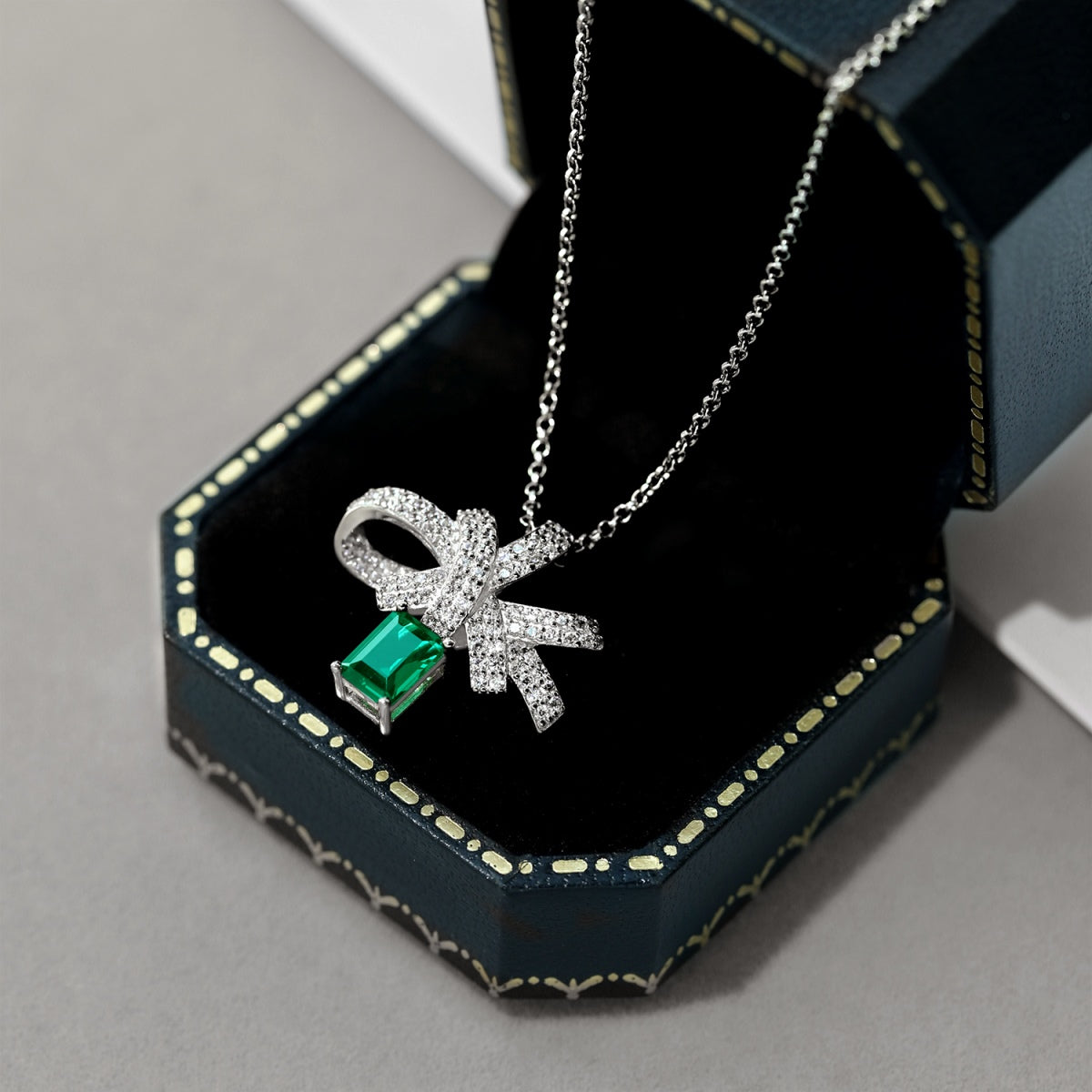 [Elitejewels]Luxurious Flower Shape Emerald Cut Necklace