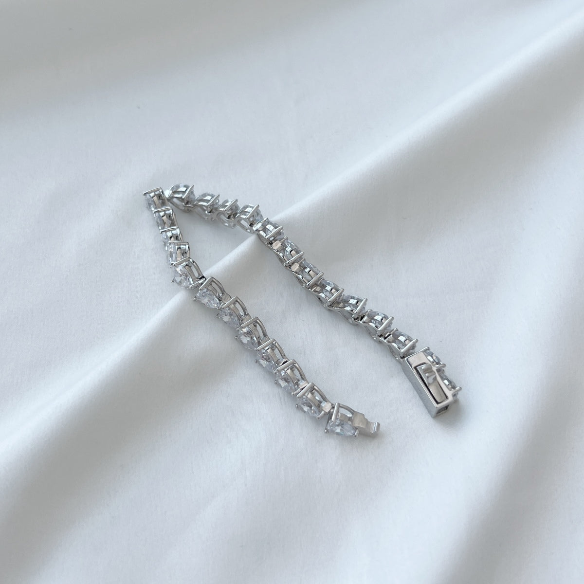 [Elitejewels]0.75 Carat Elegant Romantic Heart Shape Lover Bracelet