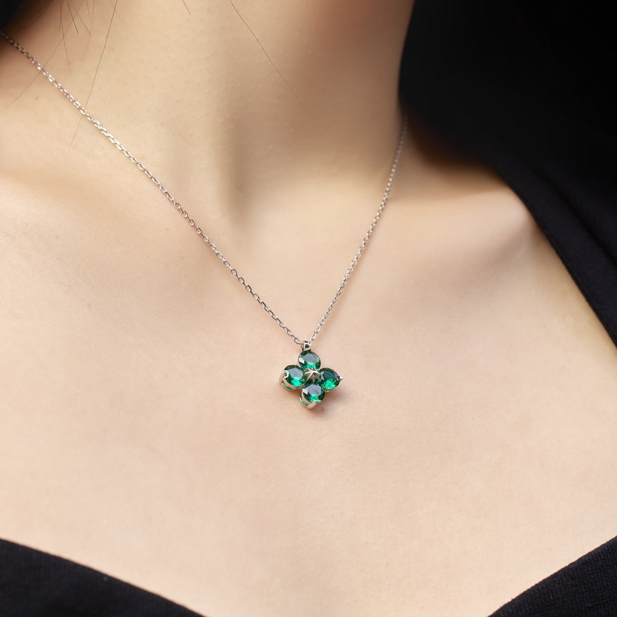 [Elitejewels]四つ葉のクローバーと八芒星のネックレス