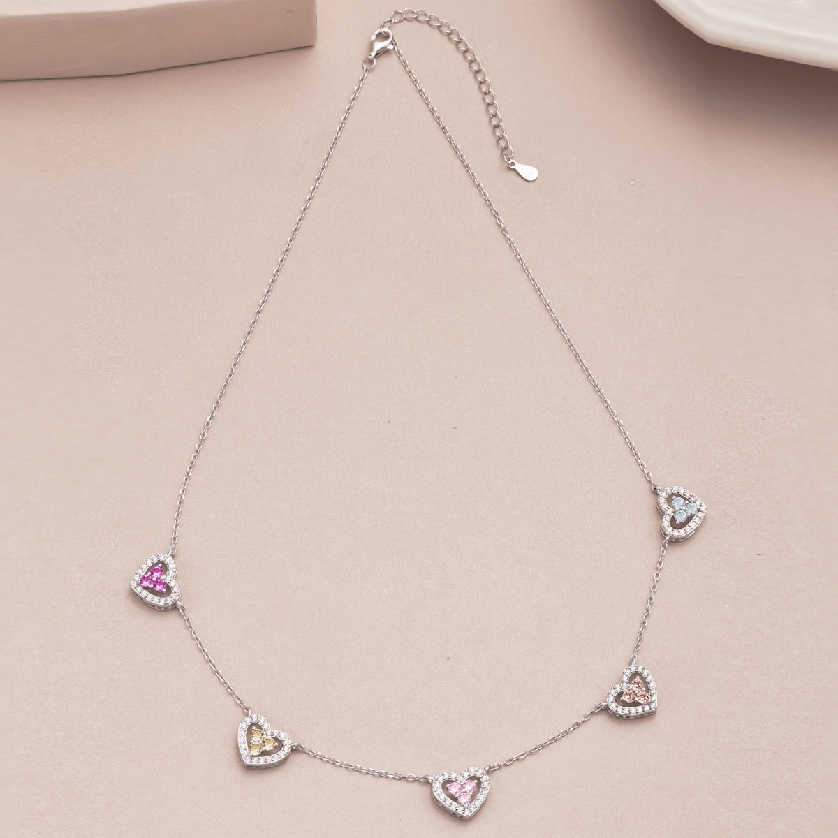 [Elitejewels]輝く5つのハートのネックレス