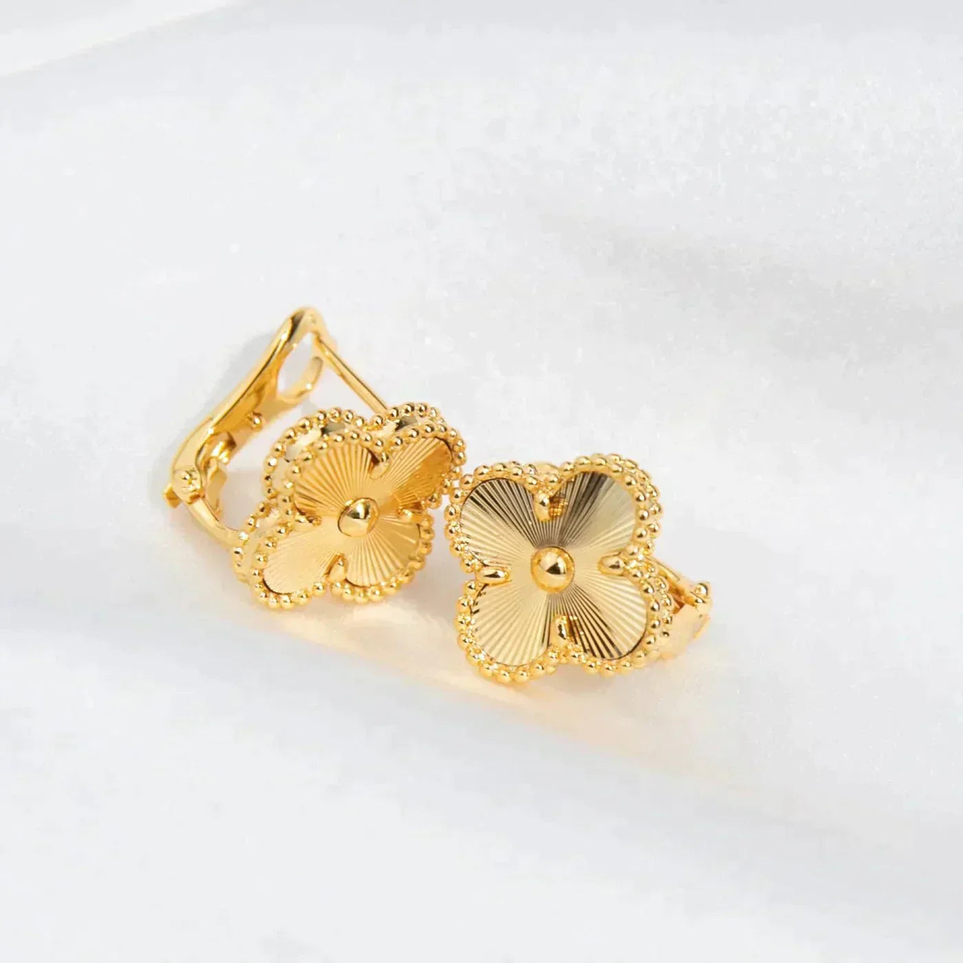 [Elitejewels]CLOVER MEDIUM 1 MOTIFS LASER EARRINGS