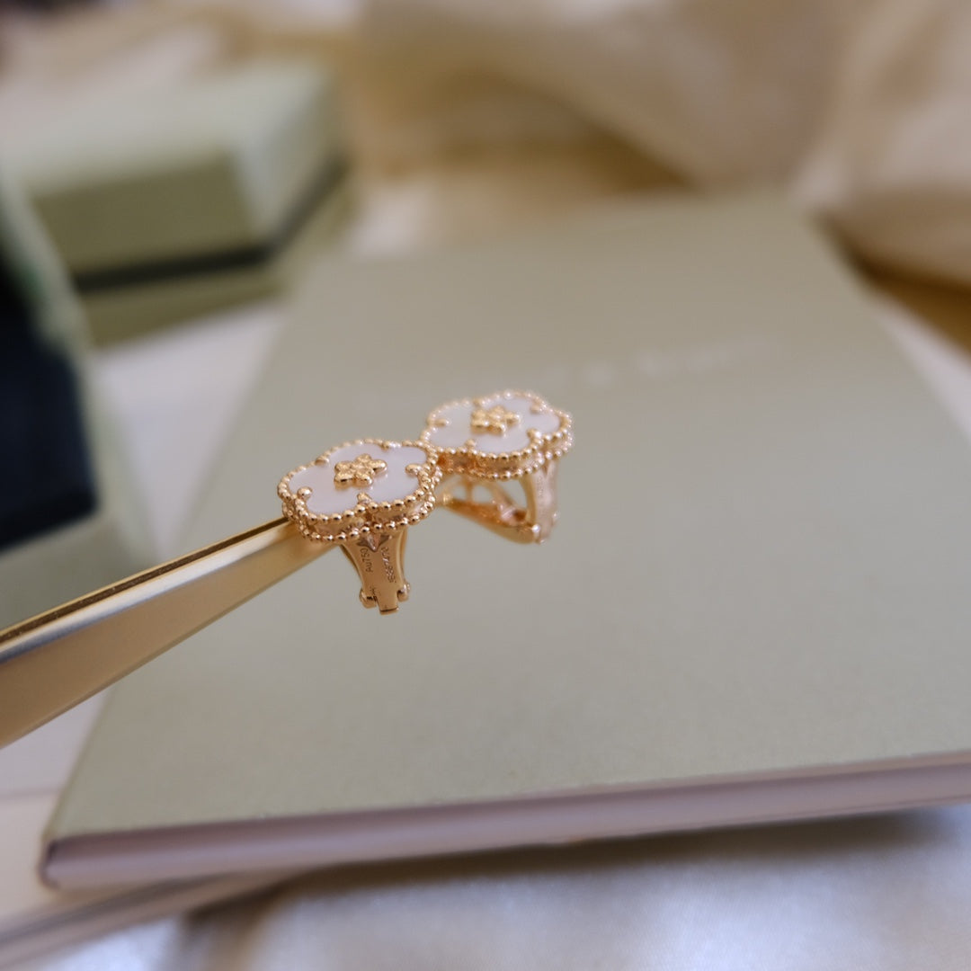 [Elitejewels]LUCKY PINK GOLD WHITE MOP EARRINGS