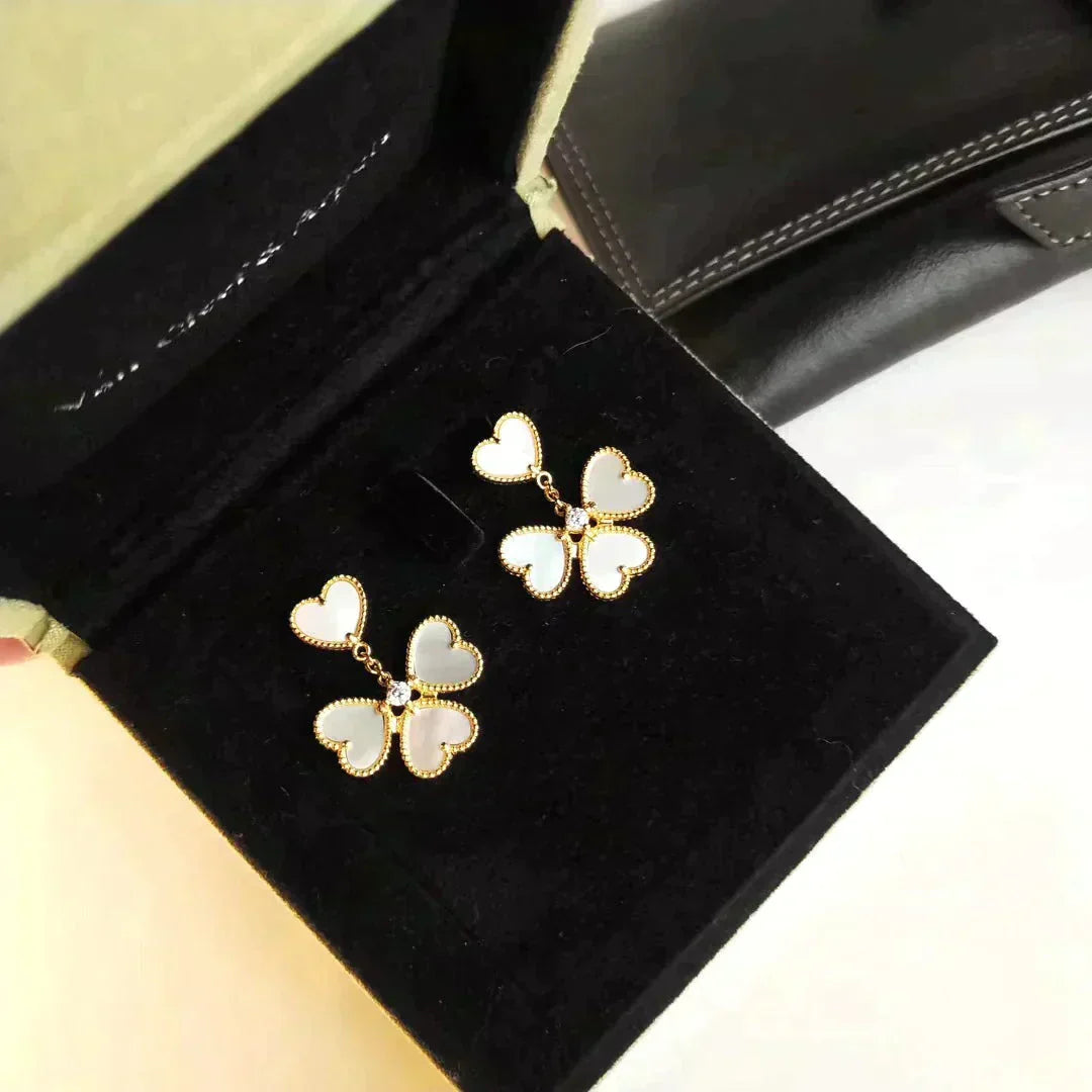 [Elitejewels]CLOVER SWEET WHITE MOP EARRINGS