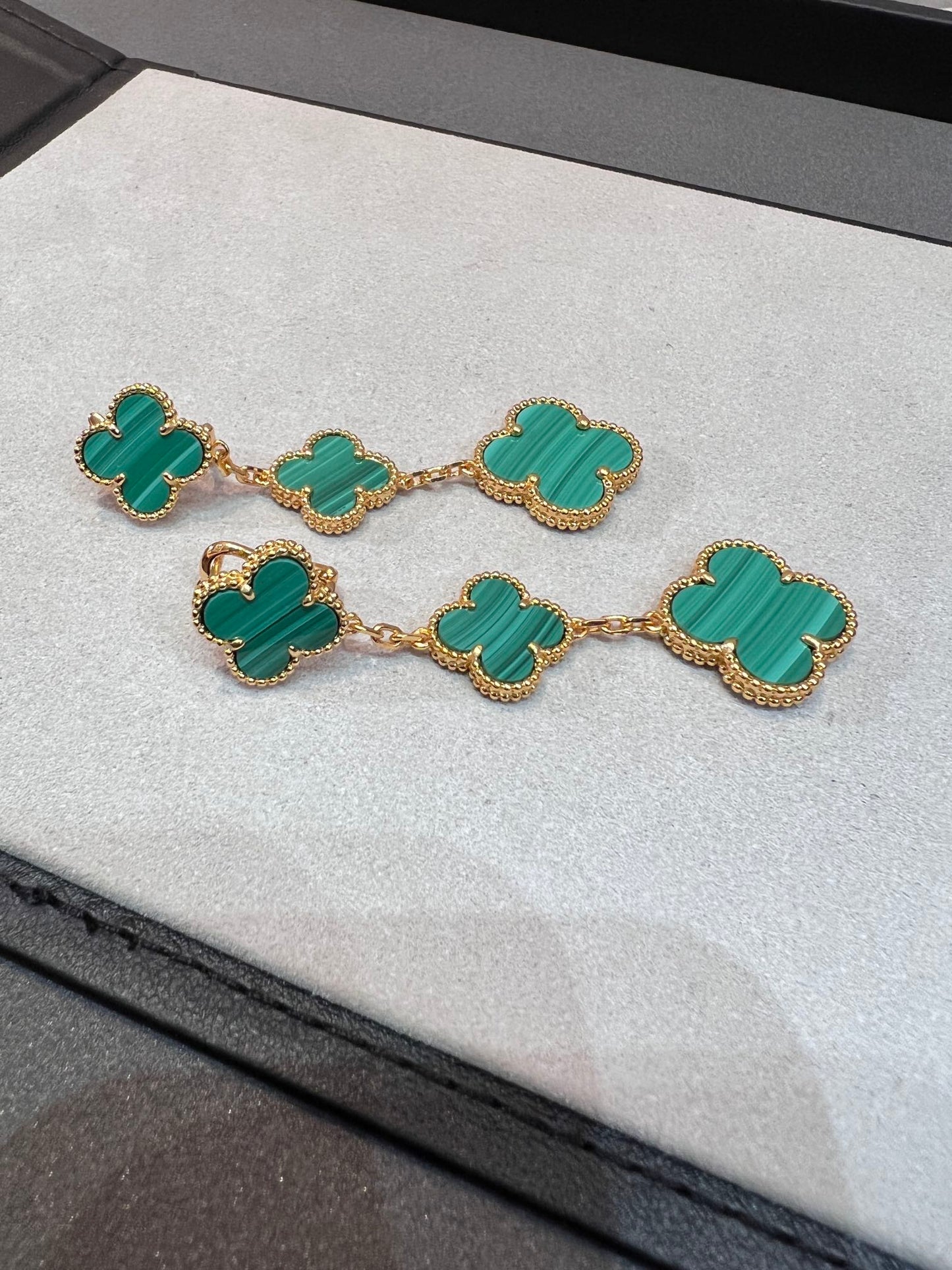 [Elitejewels]CLOVER MALACHITE 3 MOTIFS GOLD