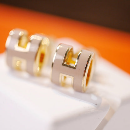 [Elitejewels]MINI POP H GOLD EARRINGS GREY