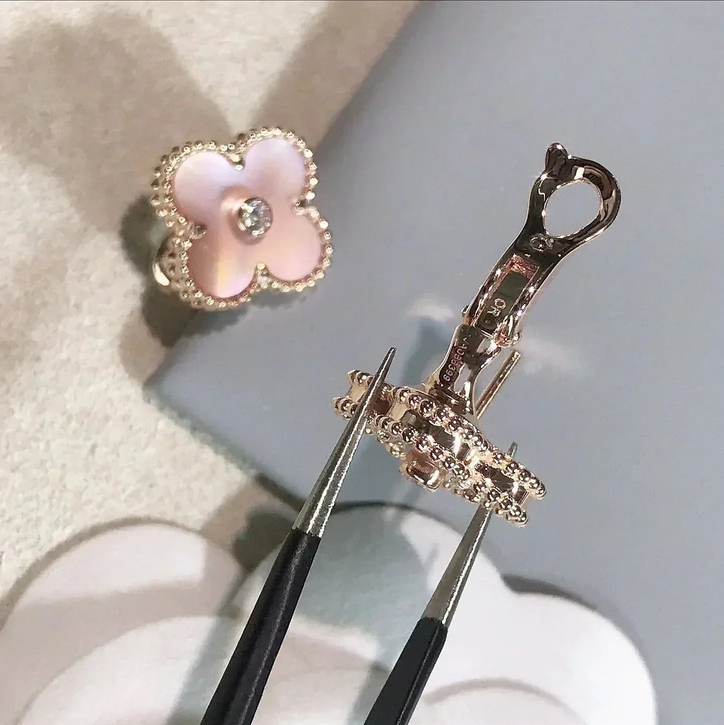 [Elitejewels]クローバー ミディアム 1 モチーフ ピンク モップ ダイヤモンド イヤリング