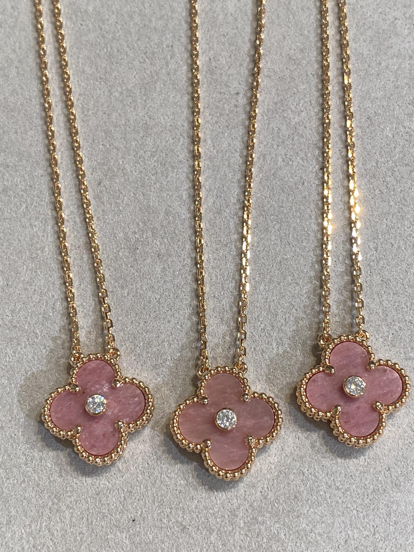 [Elitejewels]CLOVER 15MM DIAMOND RHODONITE NECKLACE