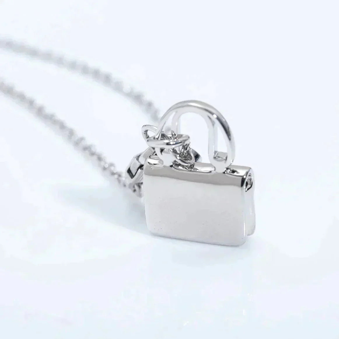 [Elitejewels]AMULETTE PEDANT SILVER NECKLACE