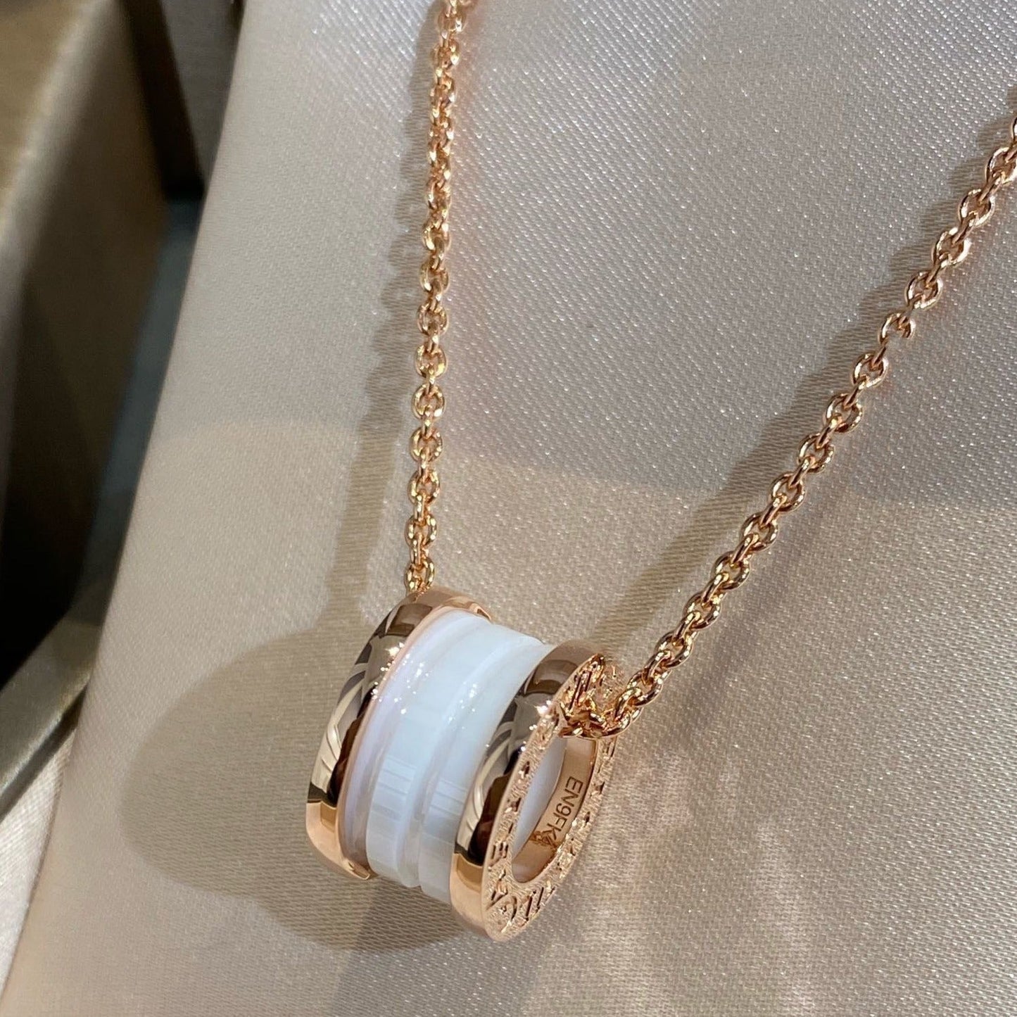 [Elitejewels]ZERO 1 WHITE CERAMIC PINK GOLD NECKLACE