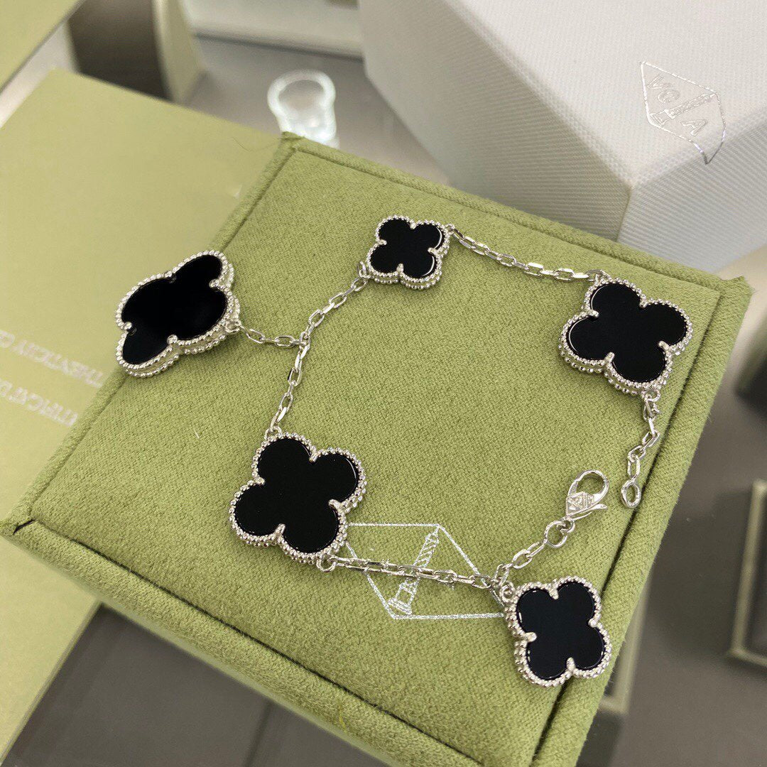 [Elitejewels]CLOVER 5 MOTIFS SIVLER ONYX BRACELET