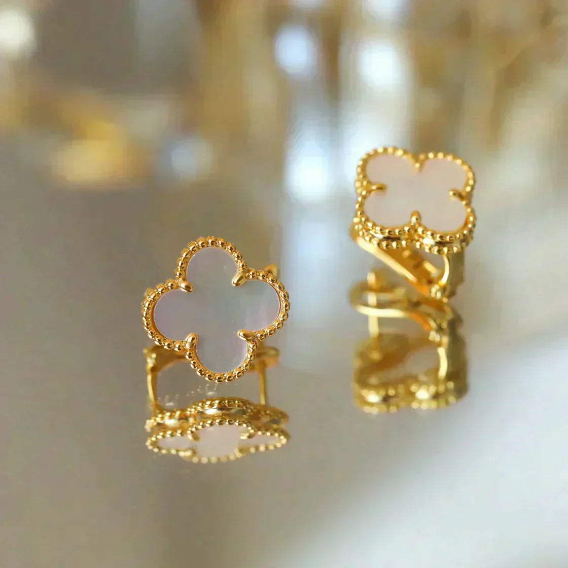 [Elitejewels]CLOVER MEDIUM 1 MOTIFS  WHITE MOP STUD EARRINGS