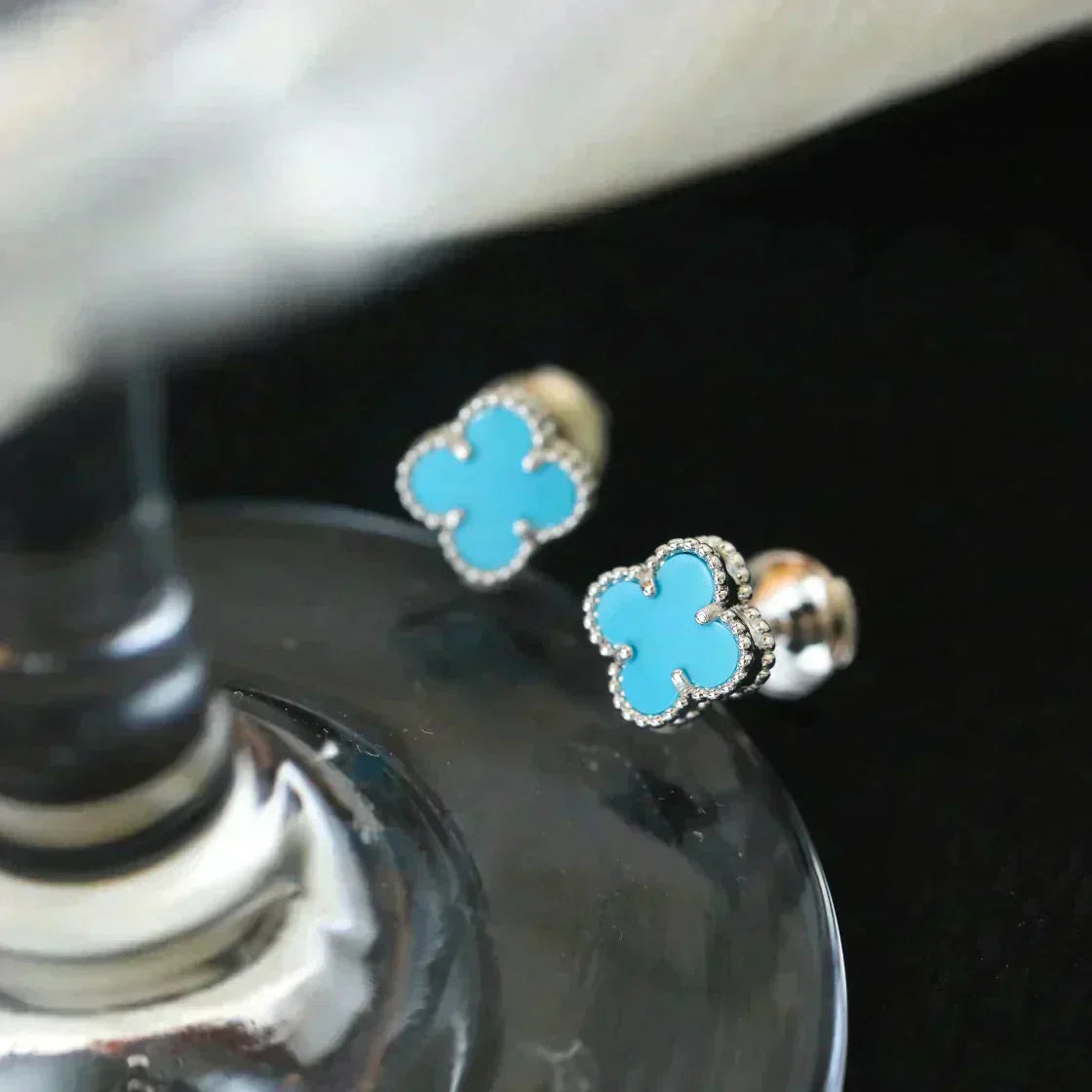 [Elitejewels]CLOVER MINI 9.5MM ONYX STUD EARRINGS SILVER