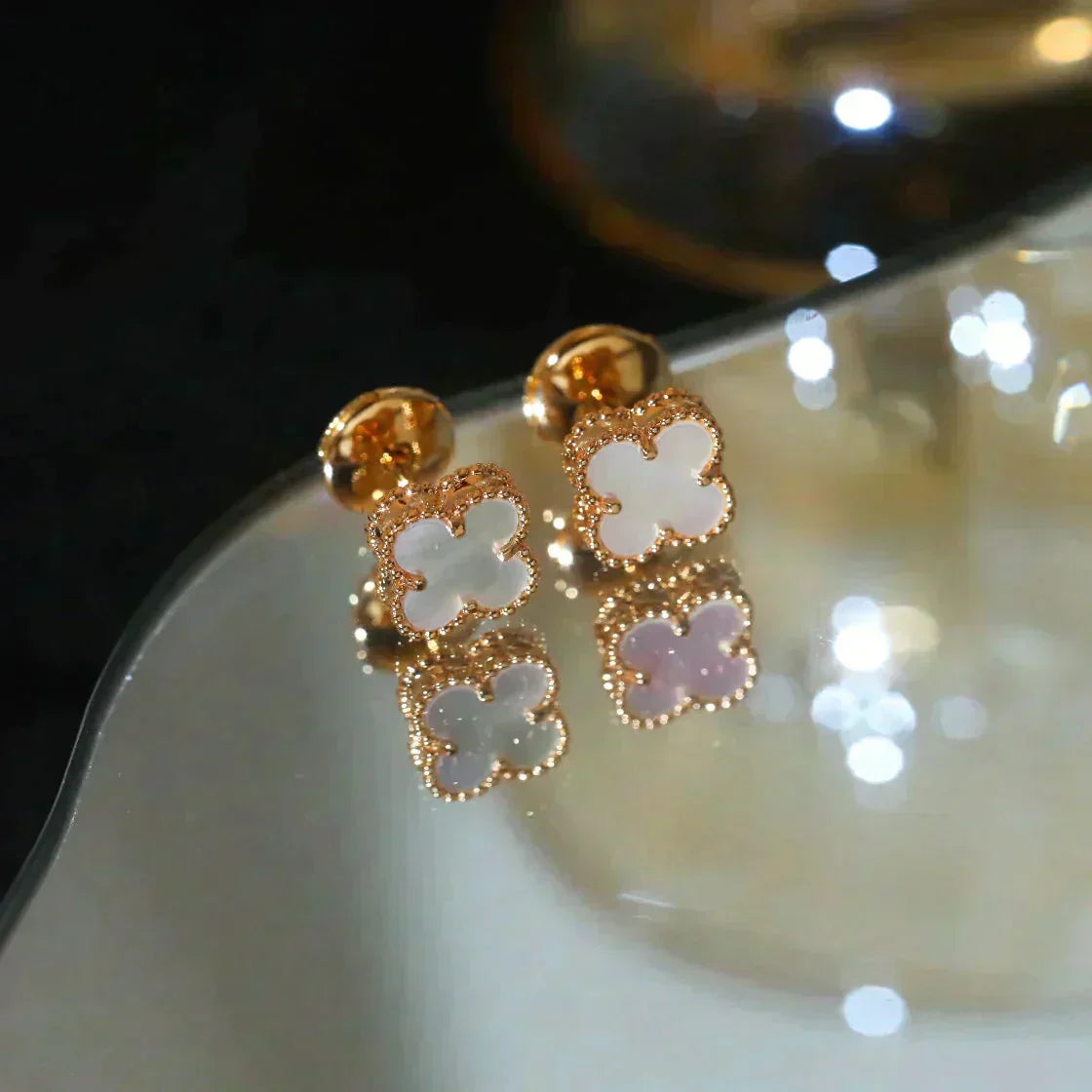 [Elitejewels]CLOVER MINI 9.5MM WHITE MOP EARRINGS