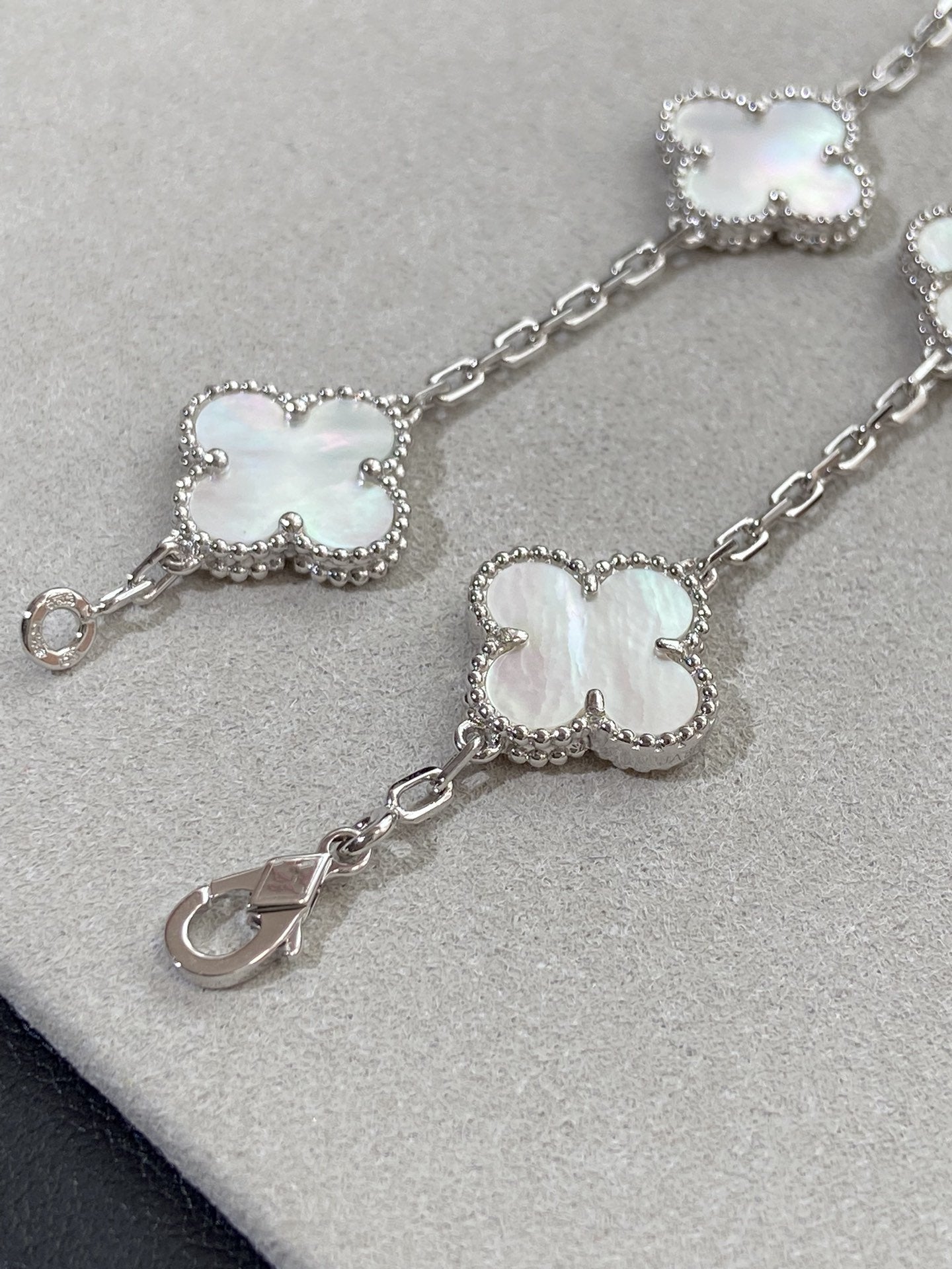 [Elitejewels]CLOVER SILVER MOP 5 MOTIF BRACELET