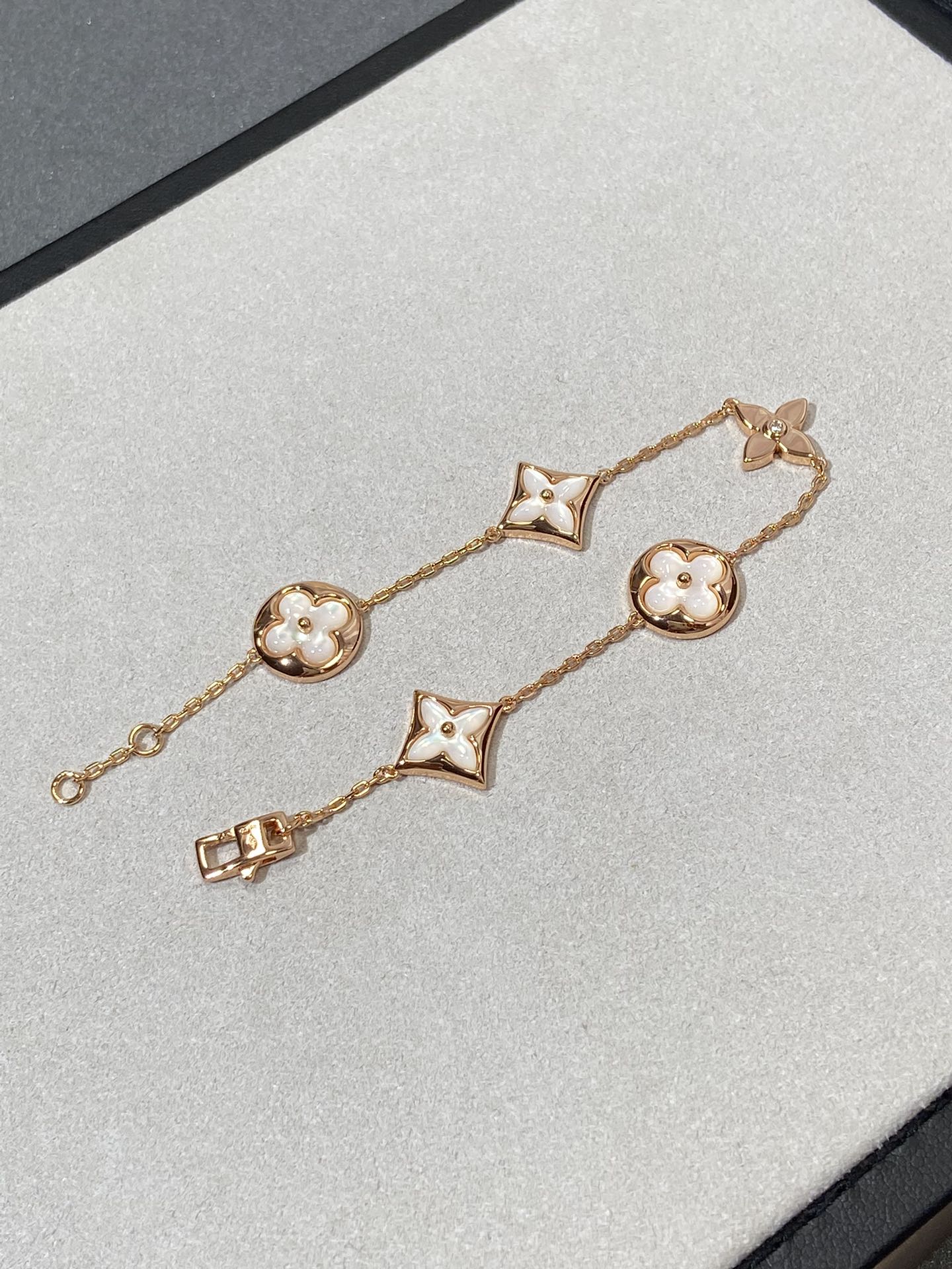 [Elitejewels]STAR AND SUN 5 MOTIF MOP PINK GOLD BRACELET