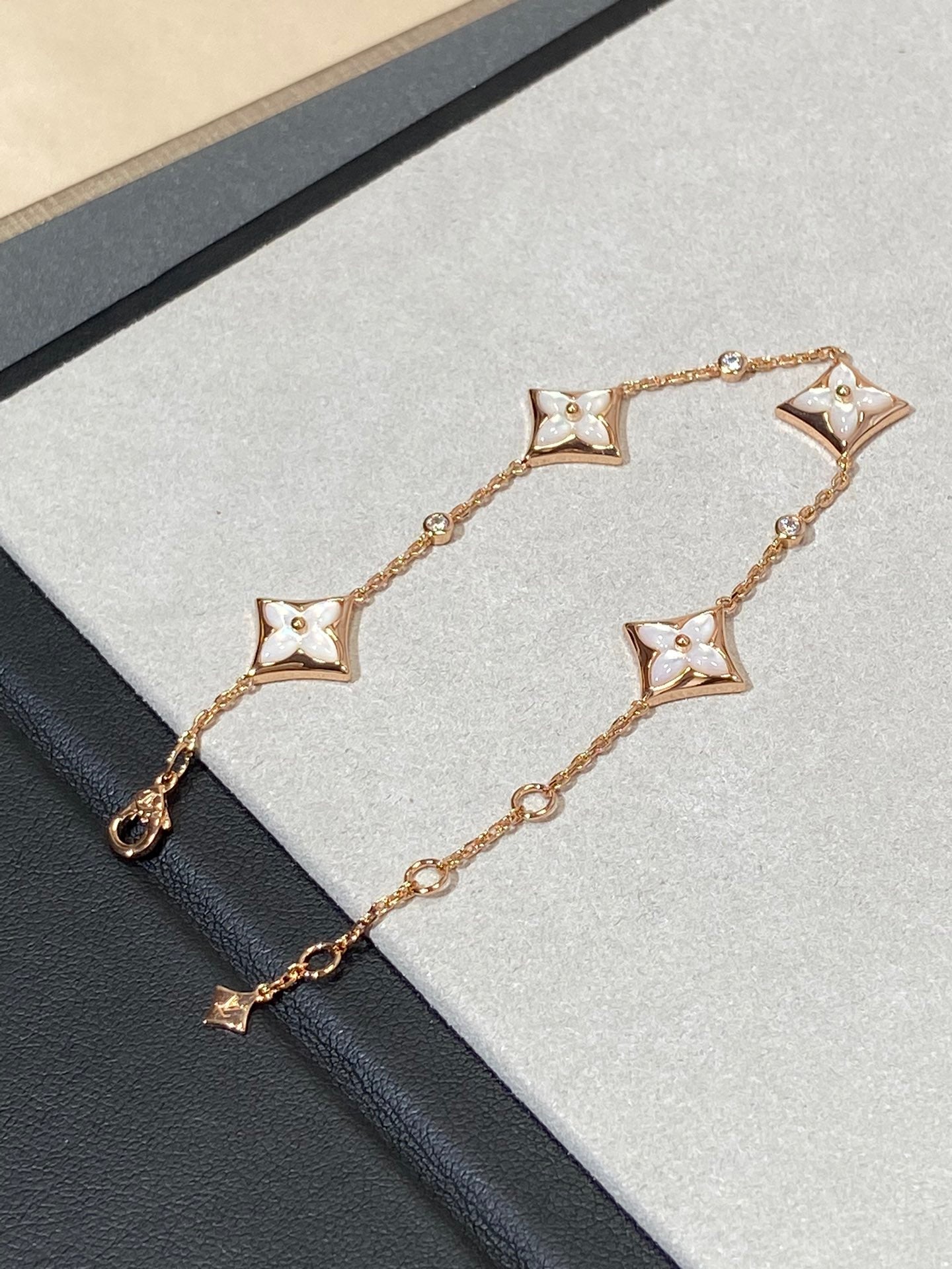 [Elitejewels]STAR 4 MOTIF MOP DIAMOND PINK GOLD BRACELET