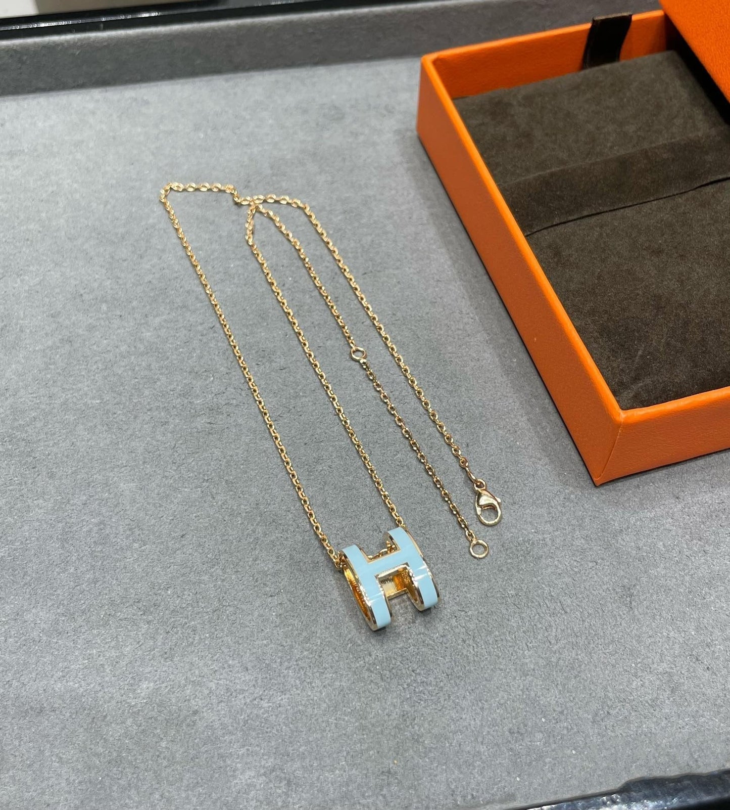 [Elitejewels]POP H SKY BLUE NECKLACE