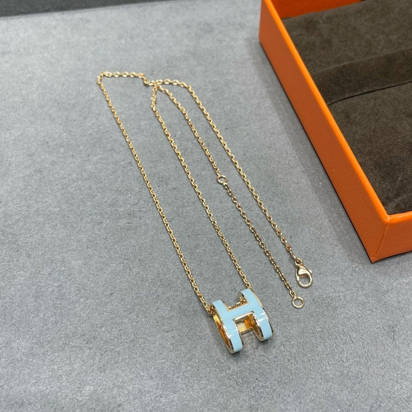 [Elitejewels]POP H SKY BLUE NECKLACE