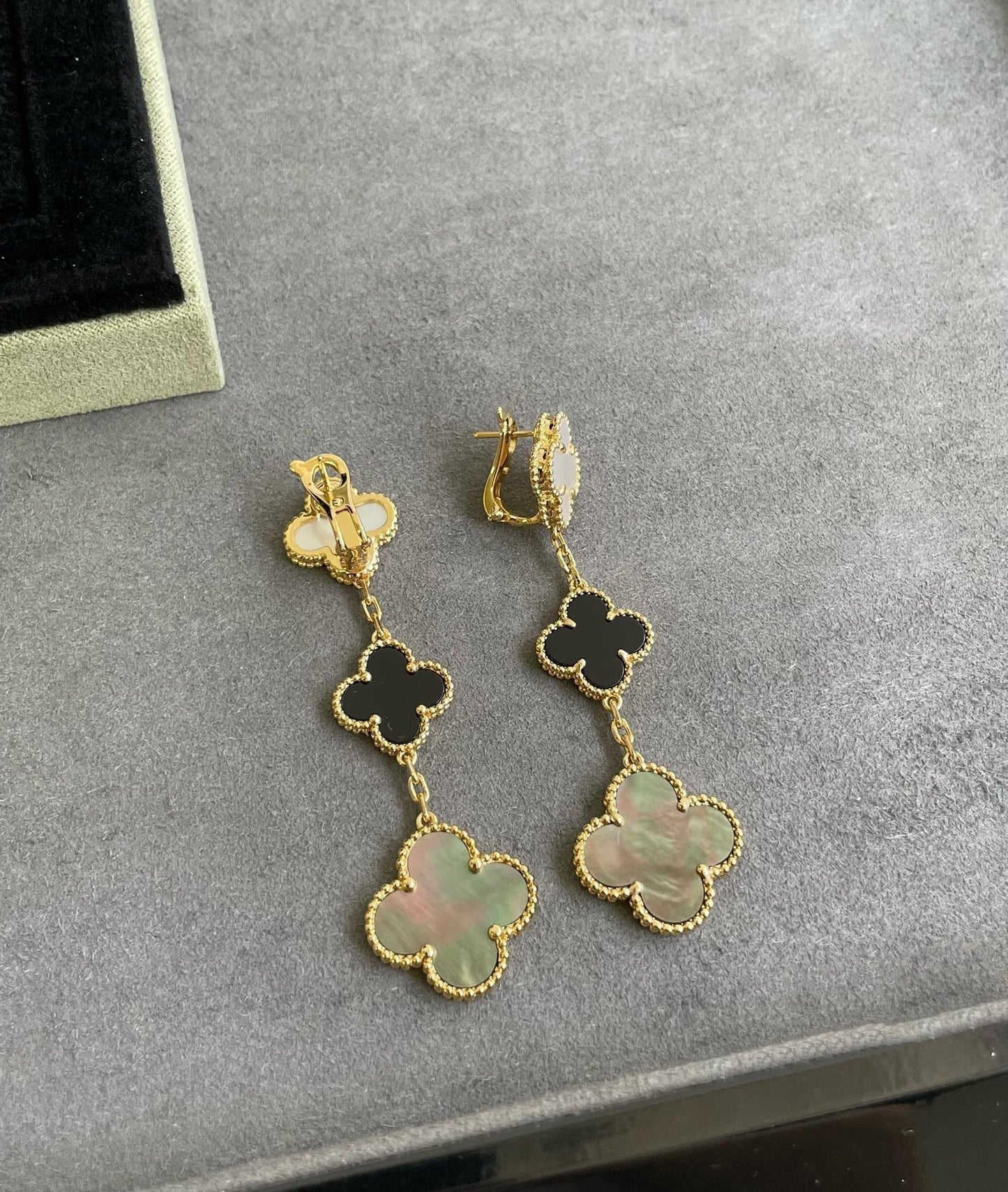 [Elitejewels]CLOVER 3 MOTIF MOP ONYX DARK MOP PINK GOLD EARRINGS