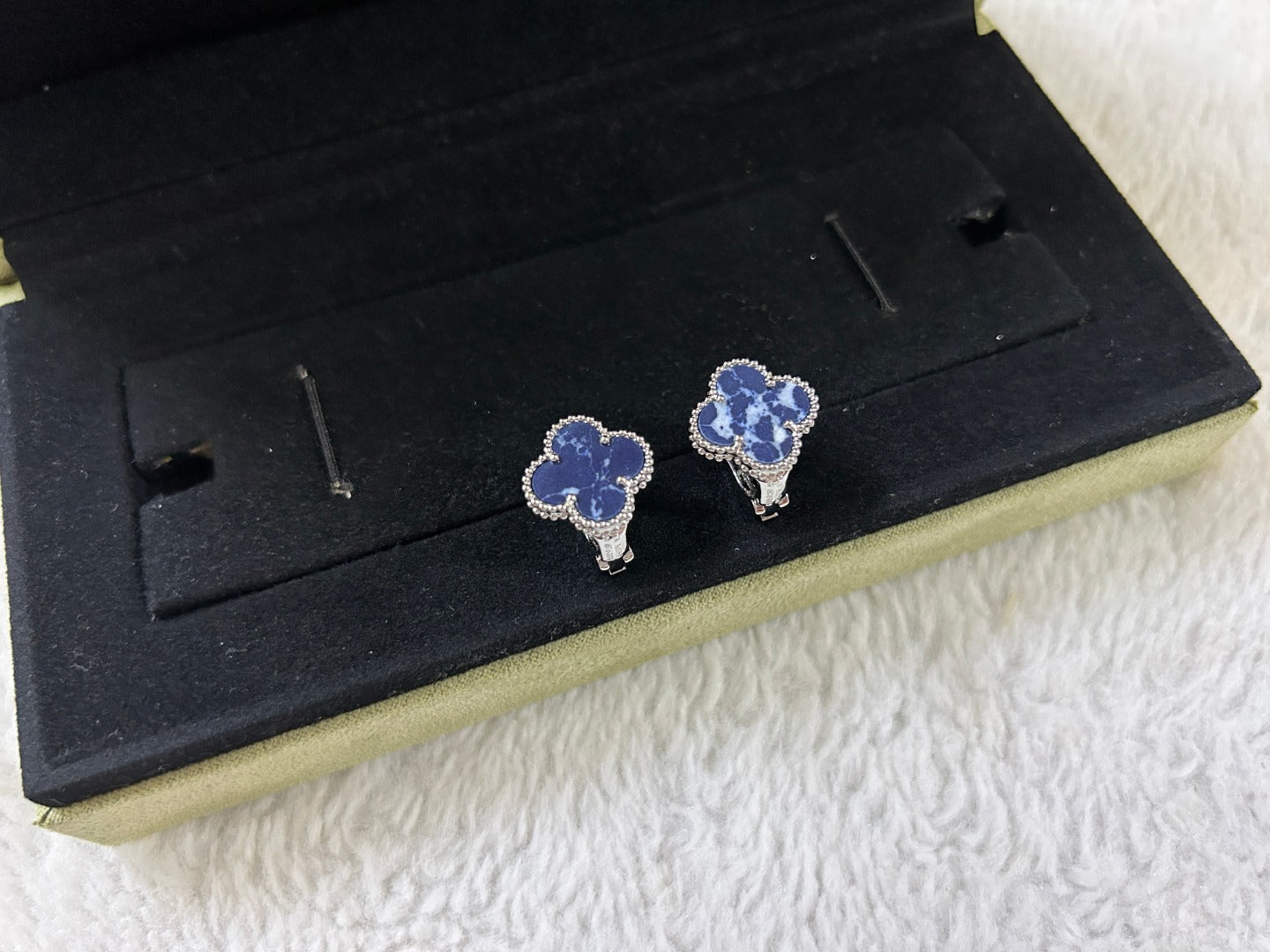 [Elitejewels]CLOVER PIETERSITE MEDIUM STUD EARRINGS