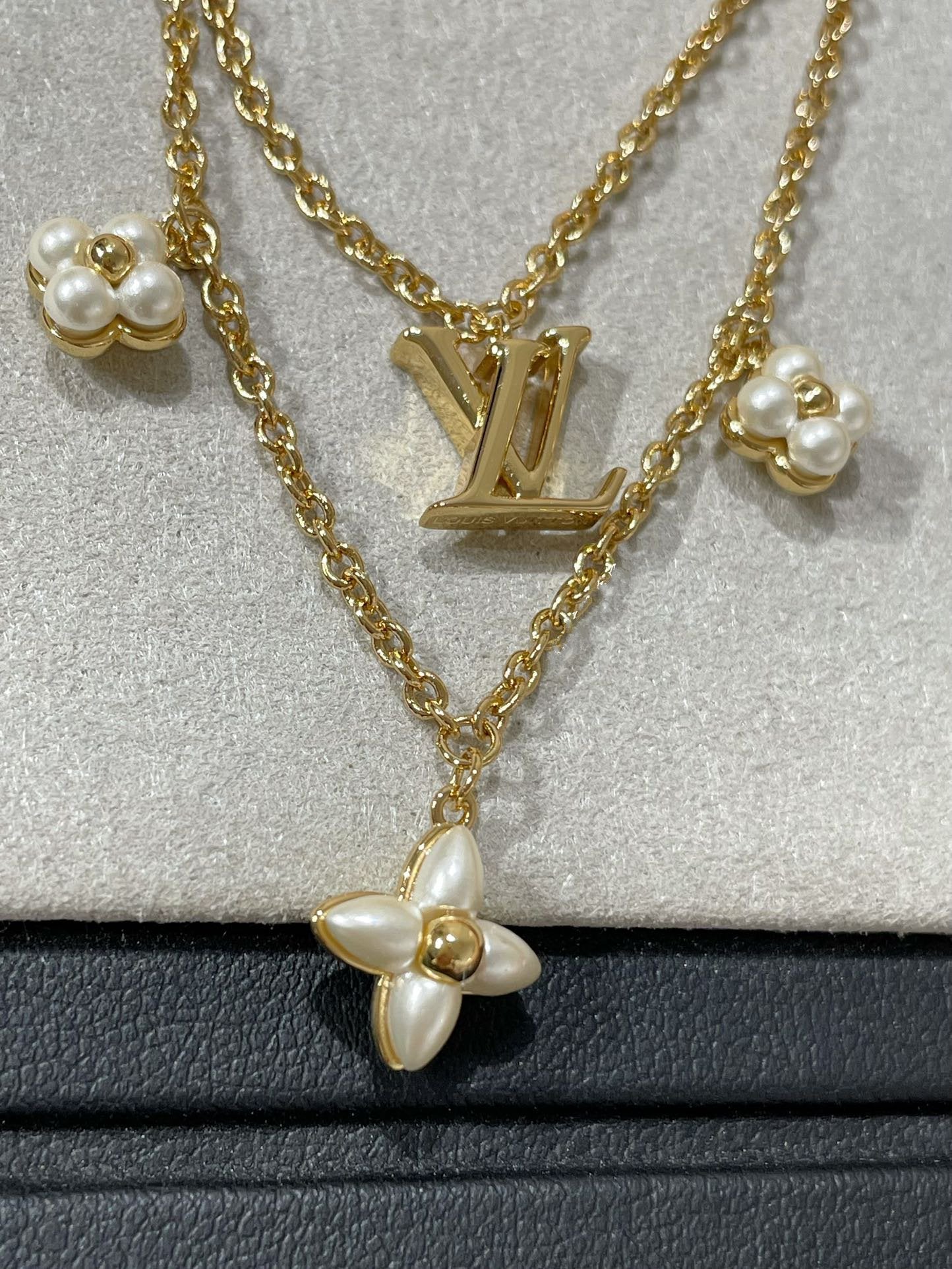 [Elitejewels]フラワーグラム ゴールド モップ ダブルロウ ネックレス