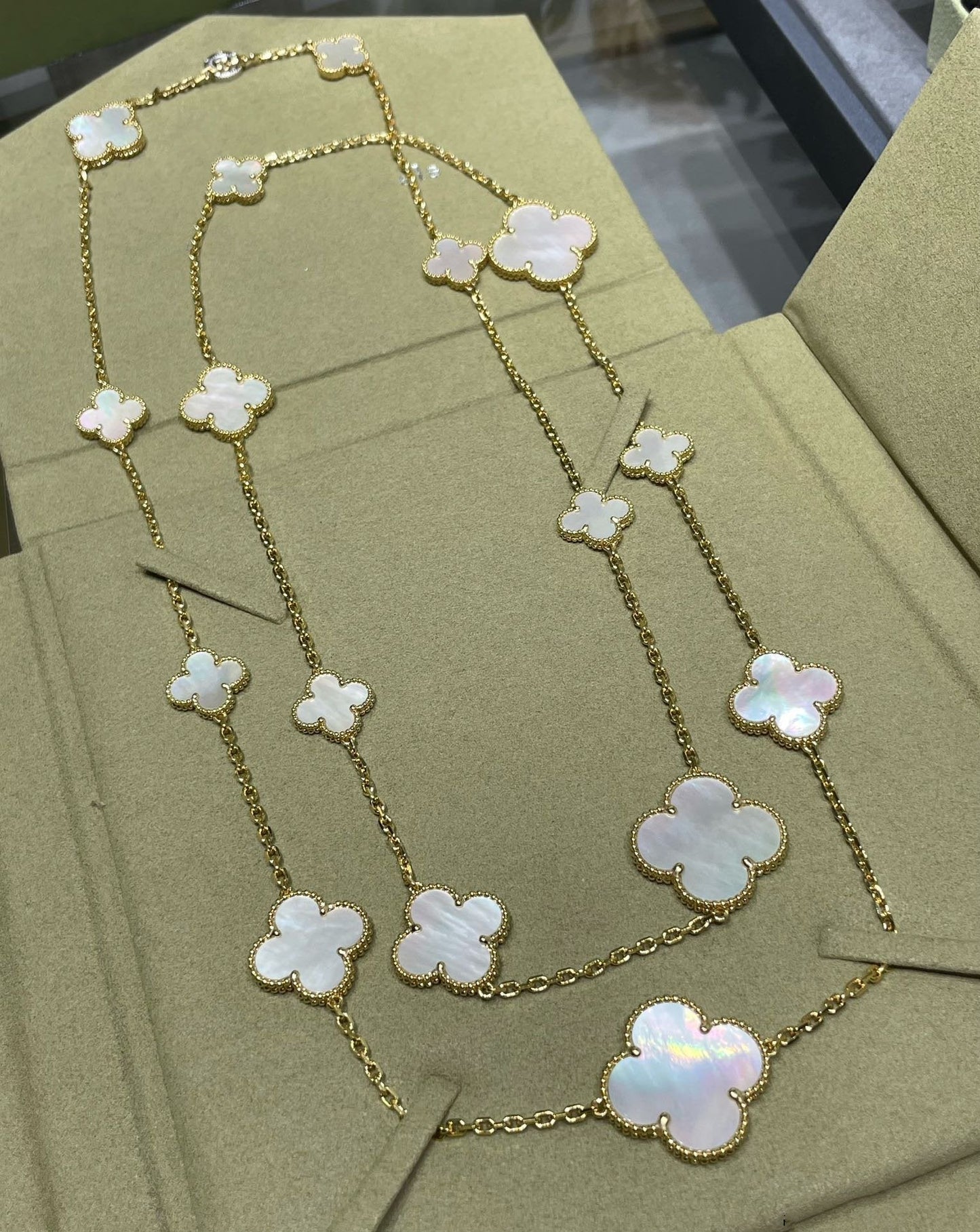 [Elitejewels]CLOVER 16 MOTIF WHITE MOP GOLD NECKLACE