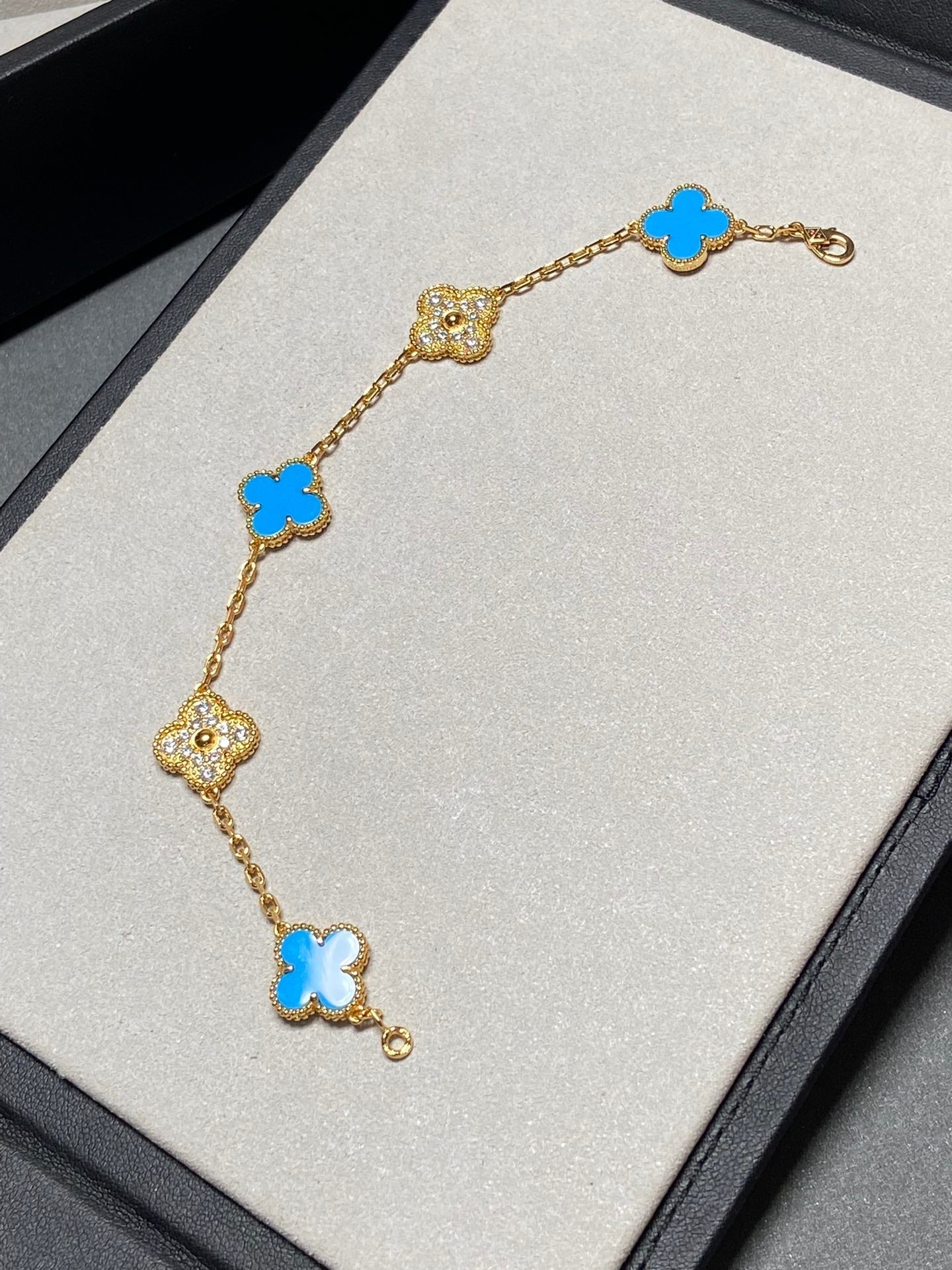 [Elitejewels]CLOVER 5 MOTIF BLUE CHALCEDONY DIAMOND GOLD BRACELET