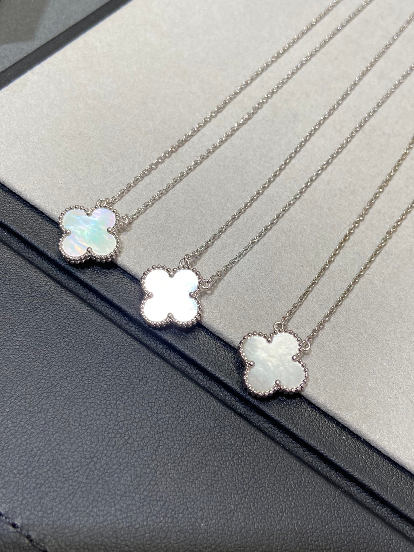 [Elitejewels]CLOVER 15MM WHITE MOP NECKLACE