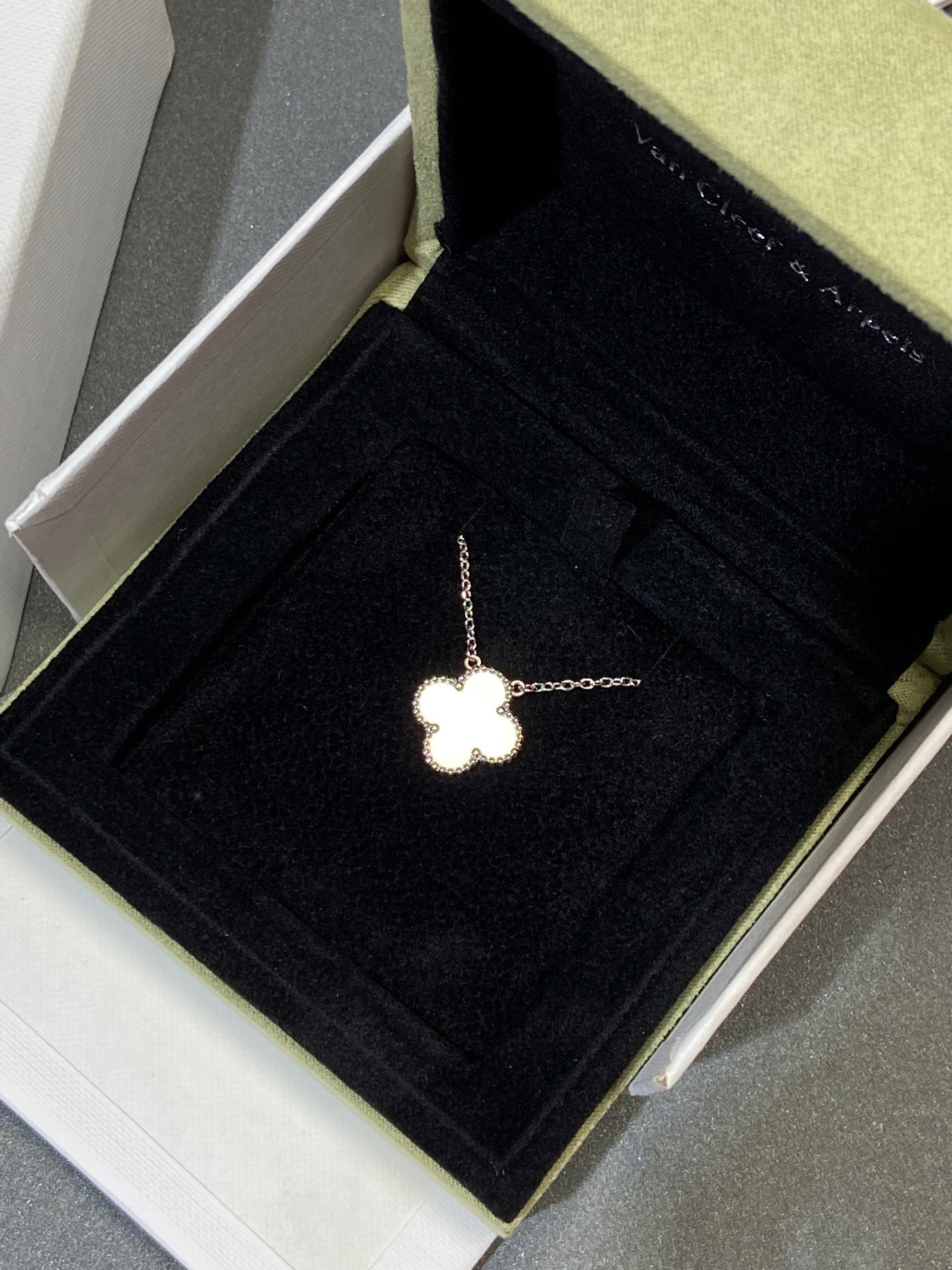 [Elitejewels]CLOVER 15MM WHITE MOP NECKLACE