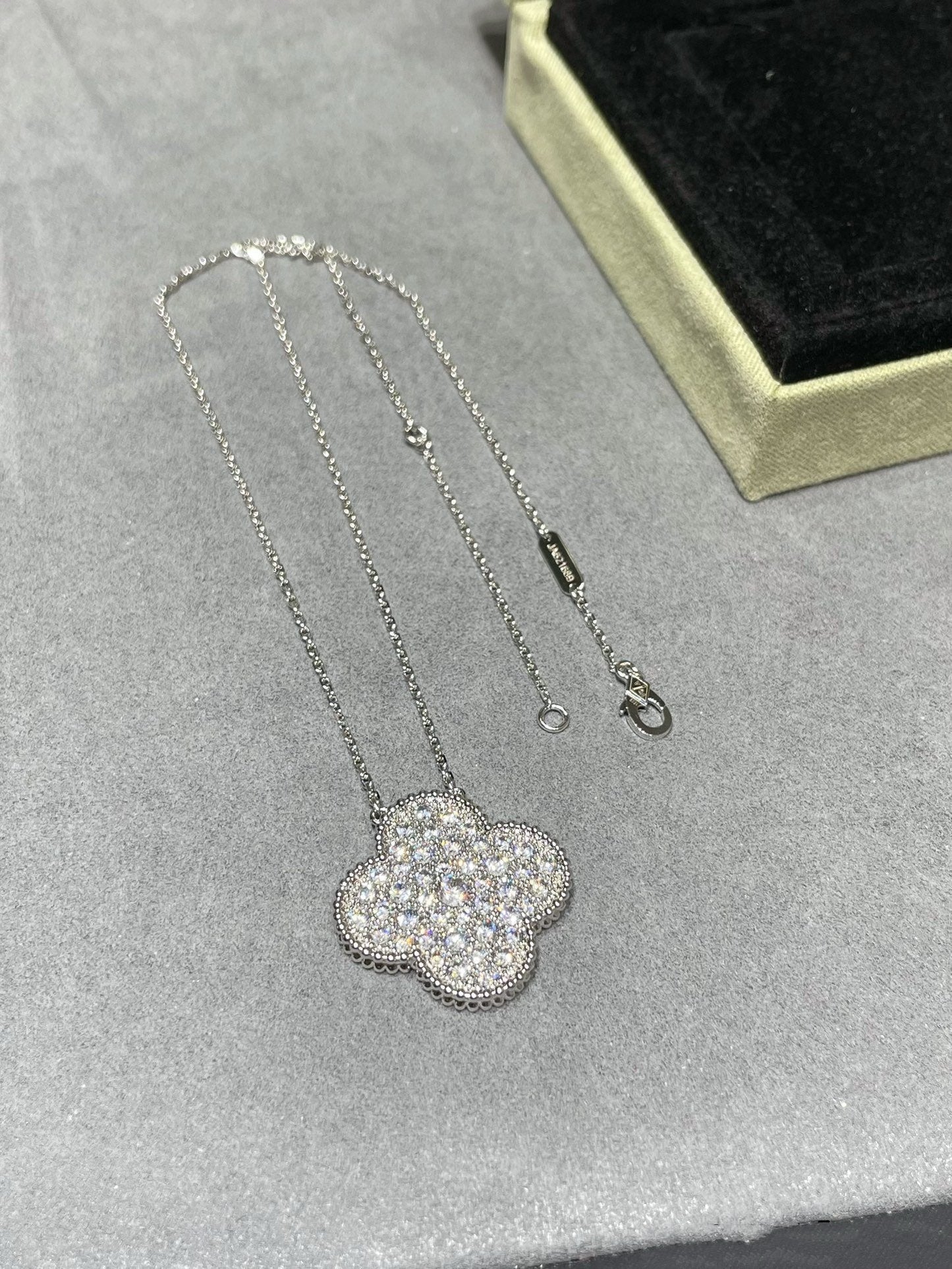 [Elitejewels]CLOVER 25MM LARGE PENDANT DIAMOND PAVED SILVER NECKLACE