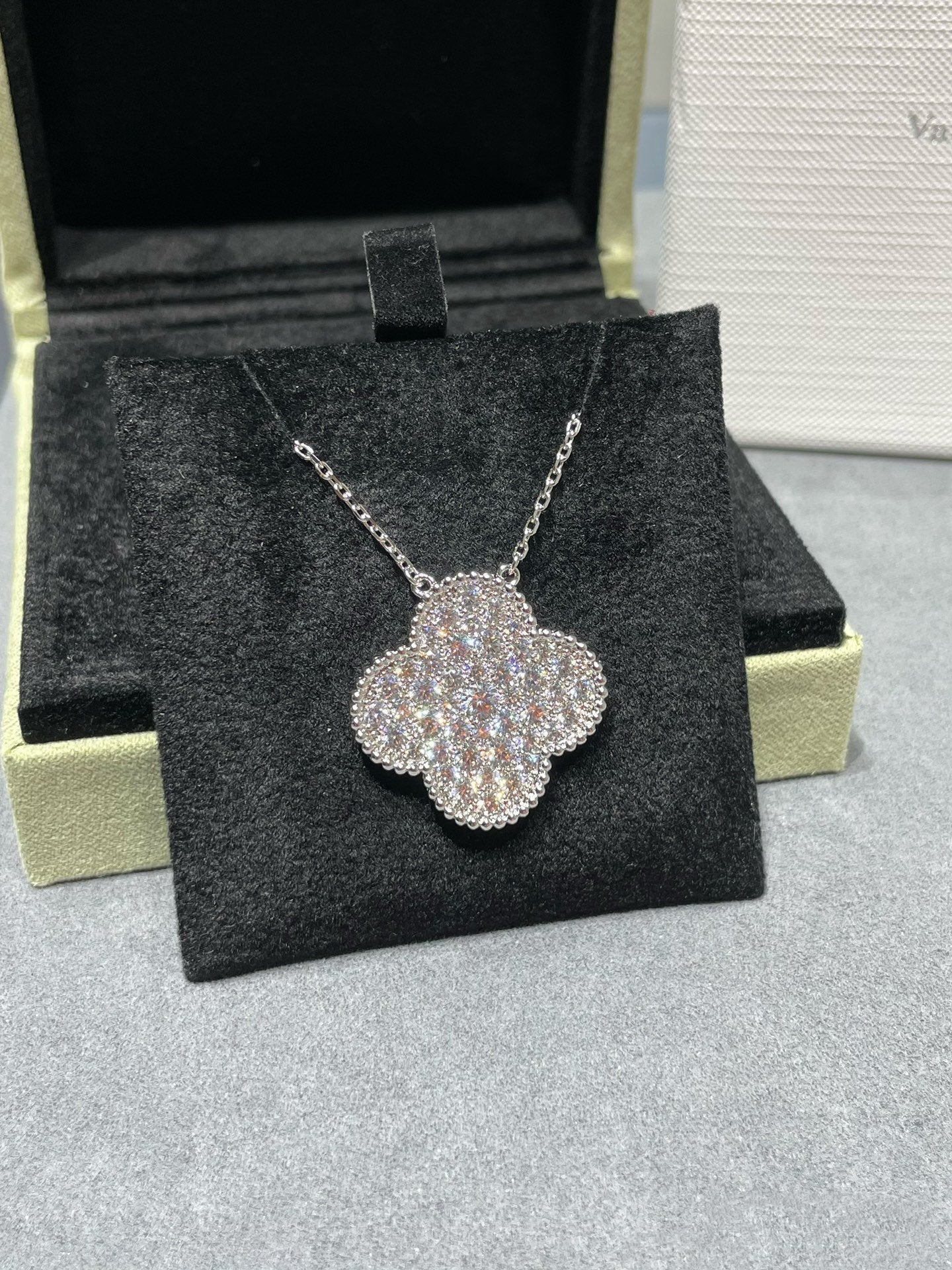 [Elitejewels]CLOVER 25MM LARGE PENDANT DIAMOND PAVED SILVER NECKLACE