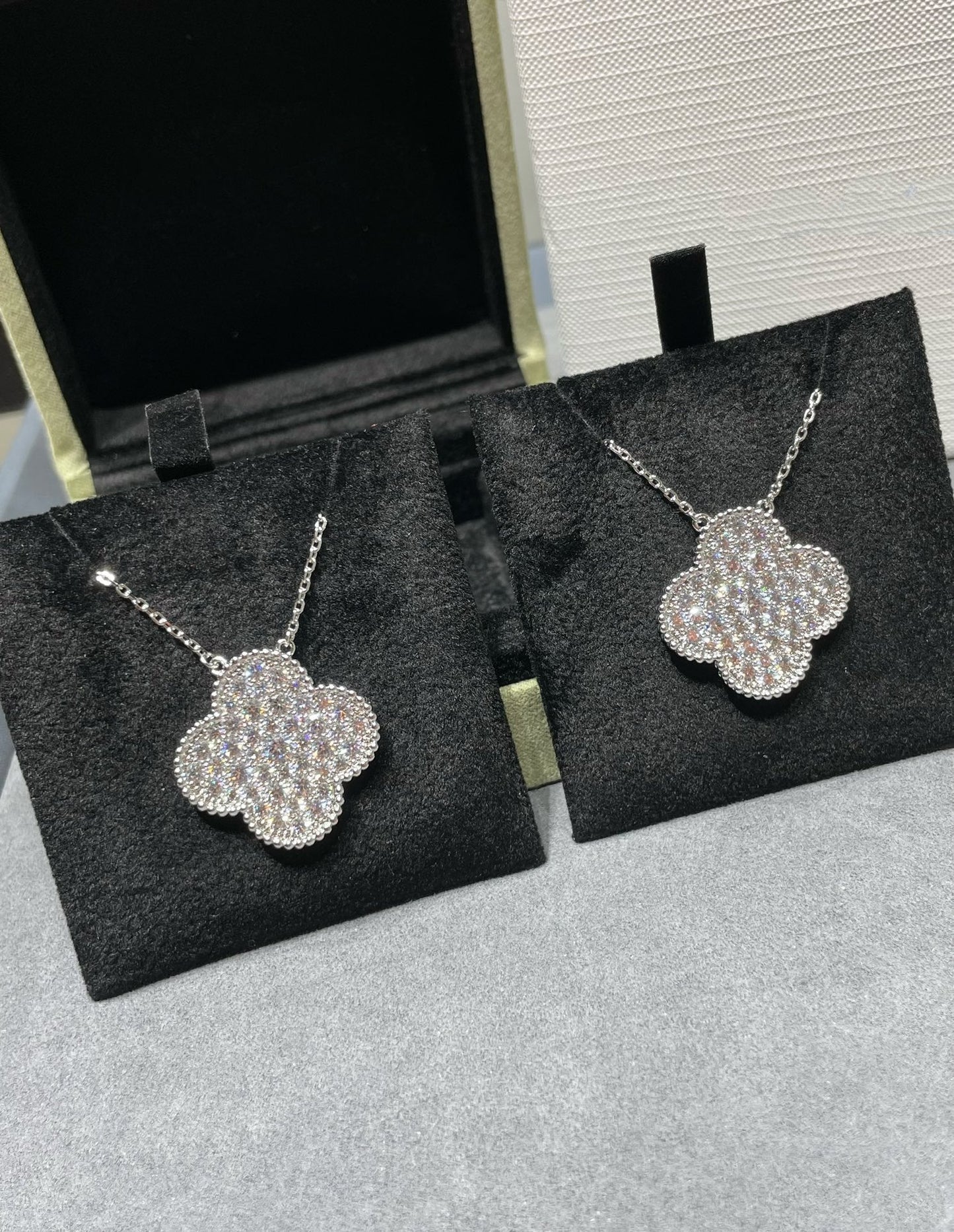 [Elitejewels]CLOVER 25MM LARGE PENDANT DIAMOND PAVED SILVER NECKLACE